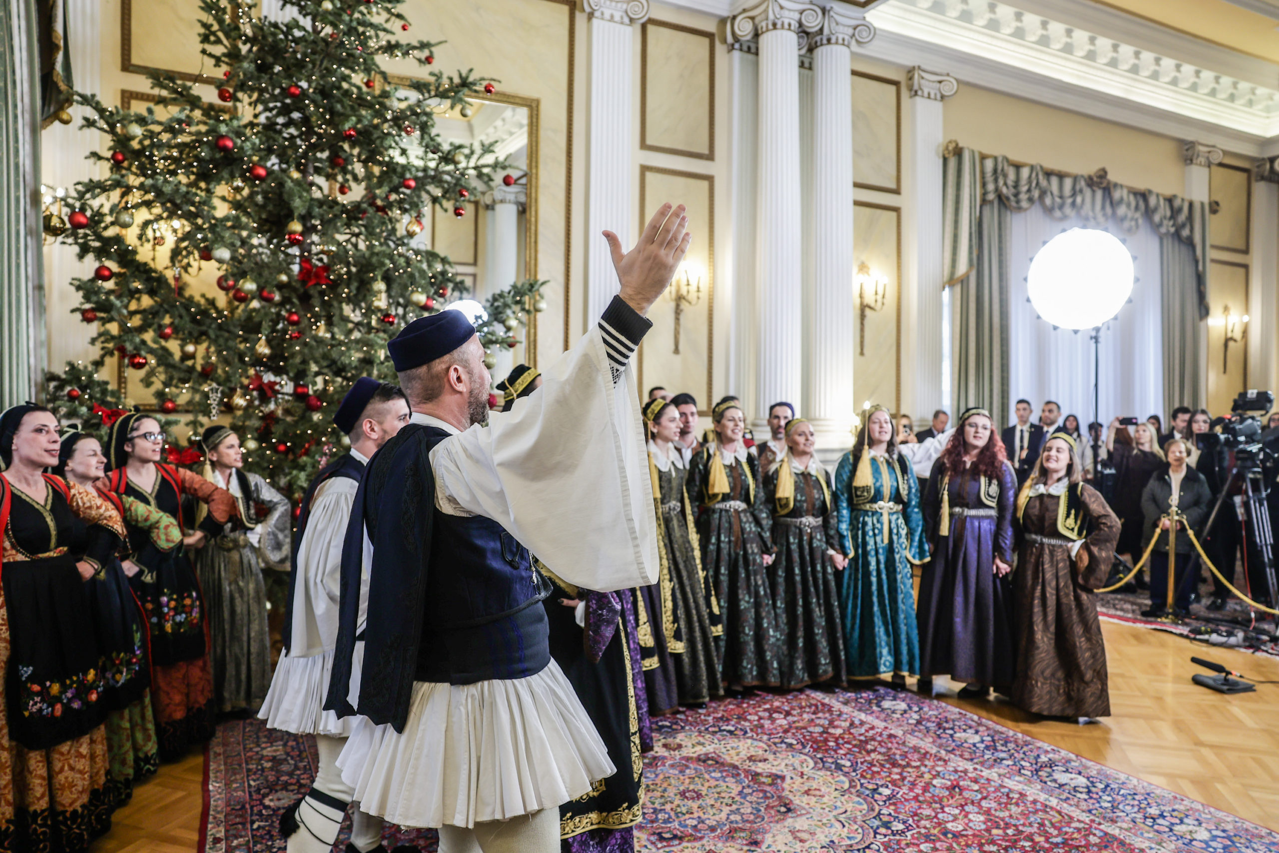 Προεδρικό Μέγαρο: Έψαλαν τα κάλαντα στον Κωνσταντίνο Τασούλα – Δείτε εικόνες