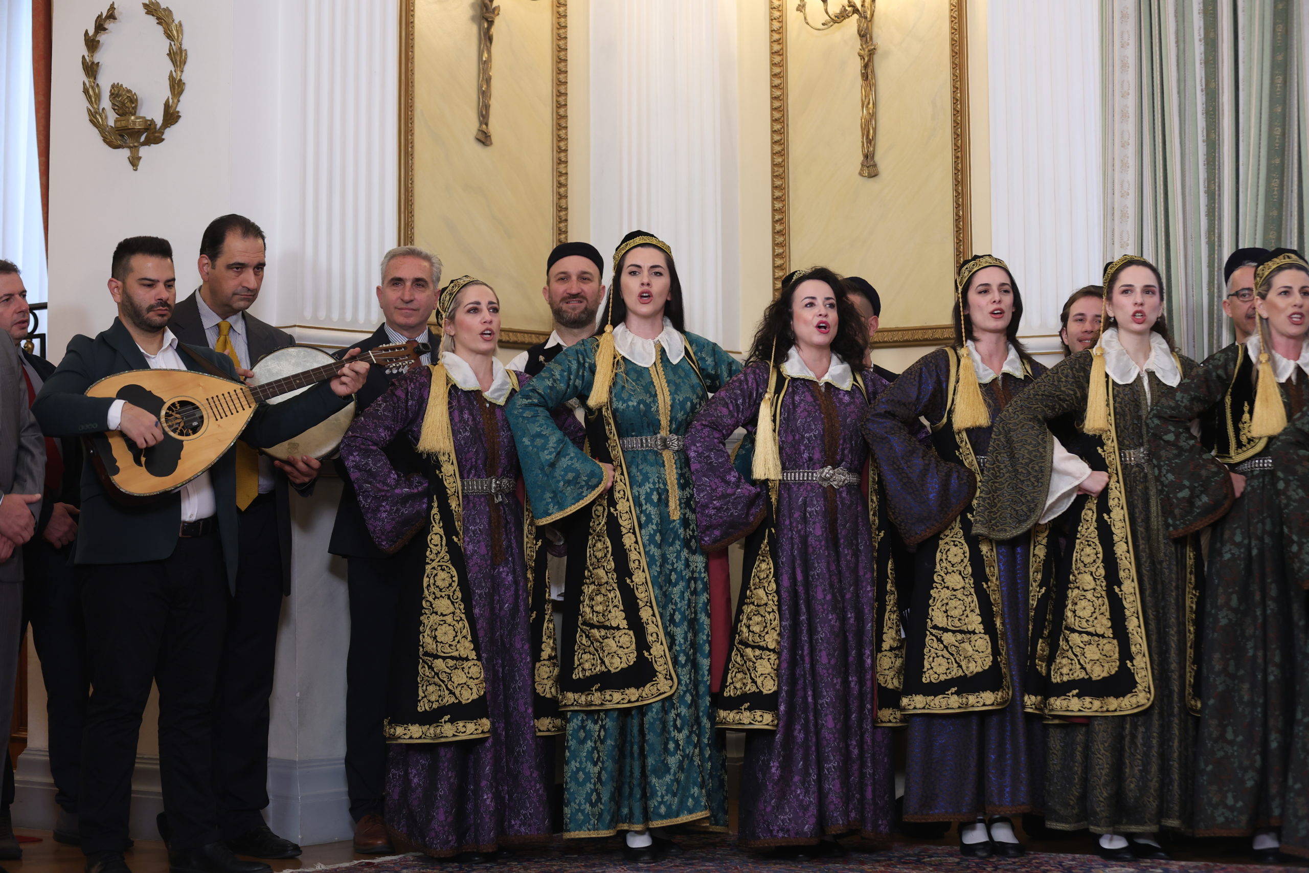 Προεδρικό Μέγαρο: Έψαλαν τα κάλαντα στον Κωνσταντίνο Τασούλα – Δείτε εικόνες