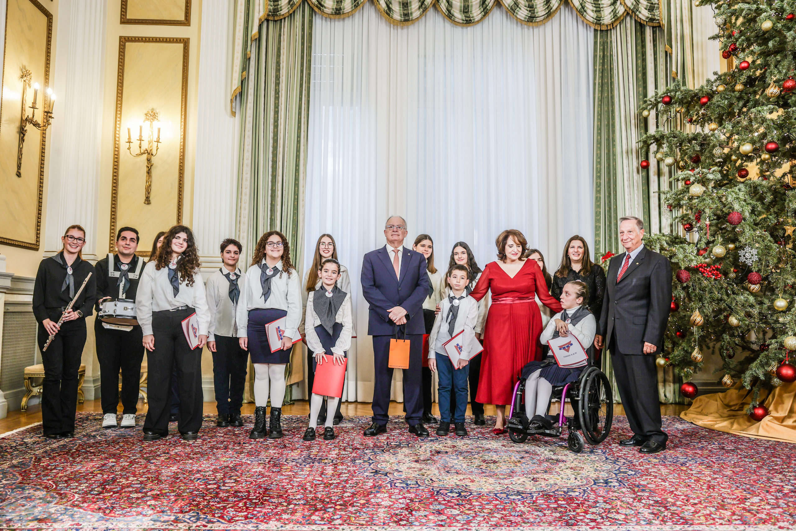 Προεδρικό Μέγαρο: Έψαλαν τα κάλαντα στον Κωνσταντίνο Τασούλα – Δείτε εικόνες