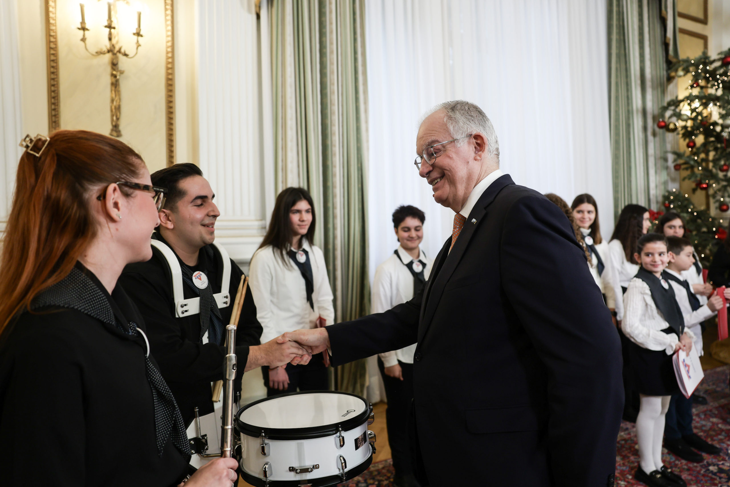 Προεδρικό Μέγαρο: Έψαλαν τα κάλαντα στον Κωνσταντίνο Τασούλα – Δείτε εικόνες