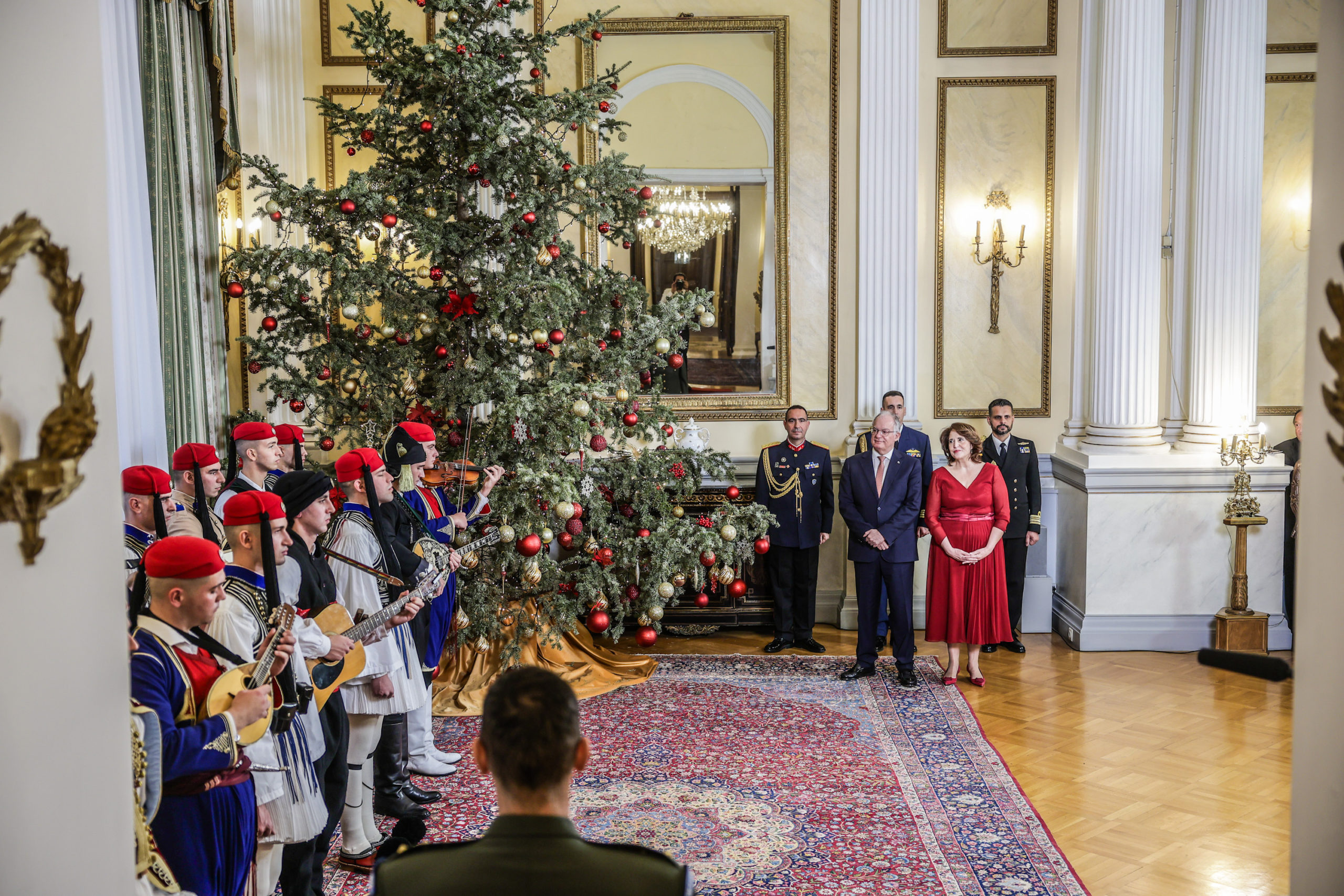 Προεδρικό Μέγαρο: Έψαλαν τα κάλαντα στον Κωνσταντίνο Τασούλα – Δείτε εικόνες