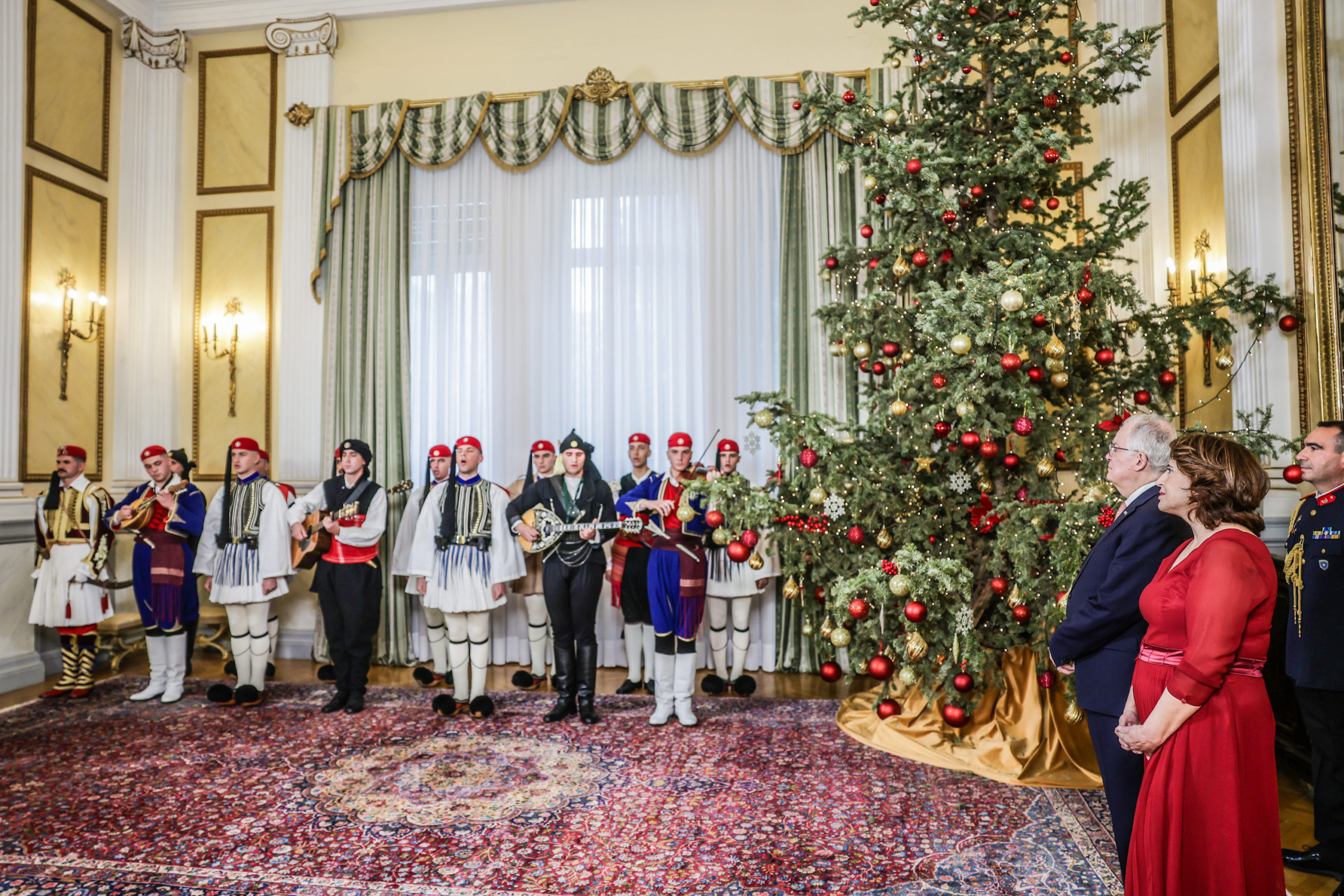 Προεδρικό Μέγαρο: Έψαλαν τα κάλαντα στον Κωνσταντίνο Τασούλα – Δείτε εικόνες