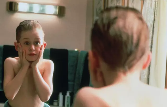 Μόνος στο σπίτι: Η κρυφή ιστορία της εμβληματικής σκηνής – Πώς ο Μακόλεϊ Κάλκιν αυτοσχεδίασε με το aftershave 2 Μόνος στο σπίτι