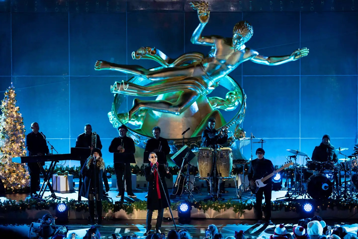 Νέα Υόρκη: Εντυπωσιακά στιγμιότυπα από τη φωταγώγηση του εμβληματικού χριστουγεννιάτικου δέντρου – Στην κορυφή του ένα αστέρι Swarovski 408 κιλών