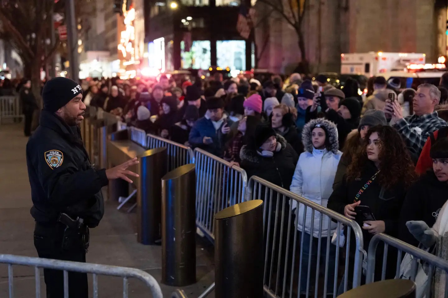 Νέα Υόρκη: Εντυπωσιακά στιγμιότυπα από τη φωταγώγηση του εμβληματικού χριστουγεννιάτικου δέντρου – Στην κορυφή του ένα αστέρι Swarovski 408 κιλών