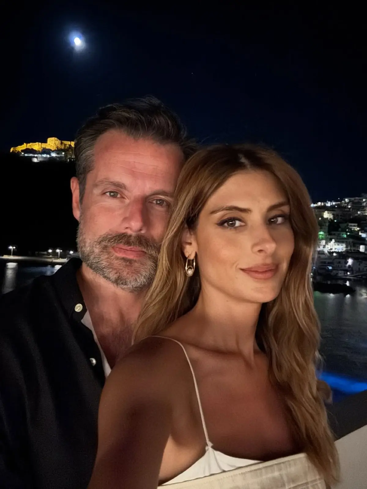 Πώς η Ανθή Σαλαγκούδη και ο Κοσμάς Κουμιανός χώρισαν: Η απρόσμενη κρίση και το μέλλον τους 3 Η Ανθή Σαλαγκούδη και ο Κοσμάς Κουμιανός στην Αστυπάλαια το βράδυ