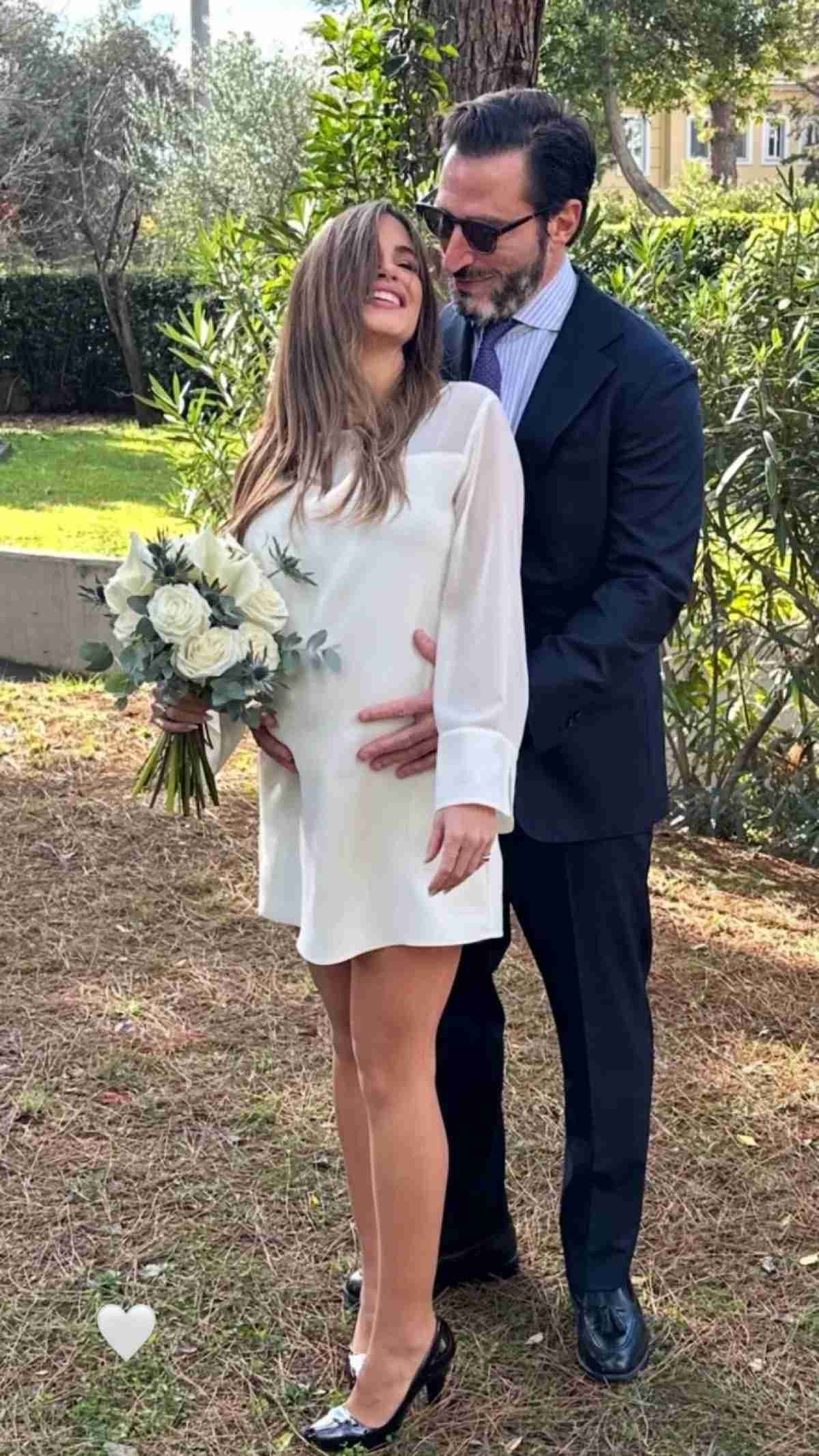 Γιάννης Βαρδής: Με τη γυναίκα του στο γάμο της αδελφής της Μαίρης – Έγκυος η νύφη (Φωτογραφίες) 3 Η Μαίρη Σκαφιδά με τον σύζυγό της