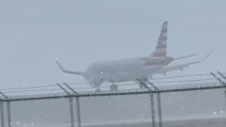 ΗΠΑ: Έκτακτη ανάγκη σε Νέα Υόρκη και Νιου Τζέρσεϊ από χιονοθύελλα – Χάος στα αεροδρόμια