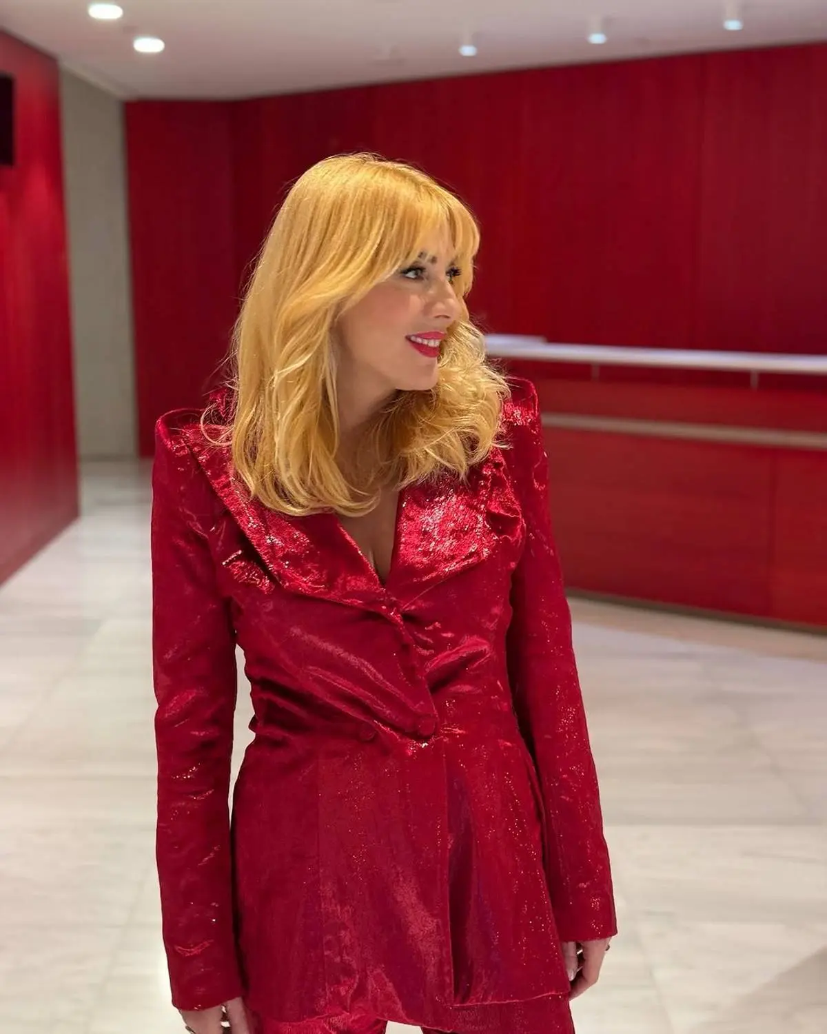 Με κόκκινο κοστούμι η Σμαράγδα Καρύδη