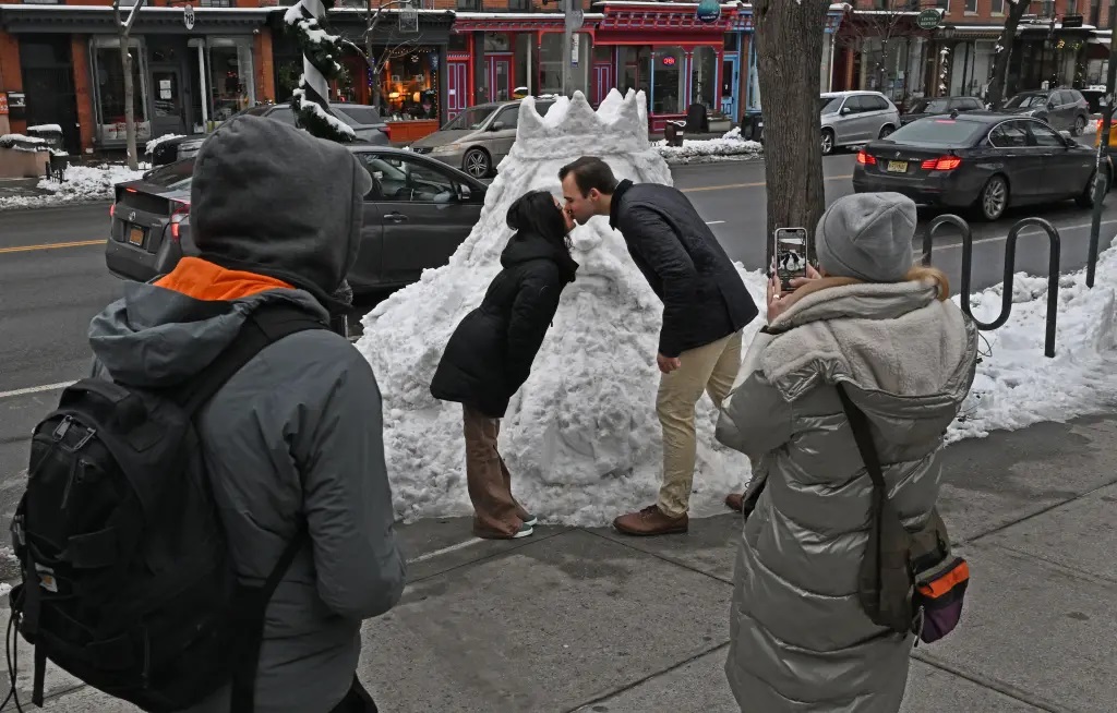 Νέα Υόρκη: Εντυπωσιακό γλυπτό μαγνητίζει επισκέπτες στο Μπρούκλιν – Ο «Βασιλιάς του Χιονιού» είναι το νέο θέαμα… μέχρι να λιώσει