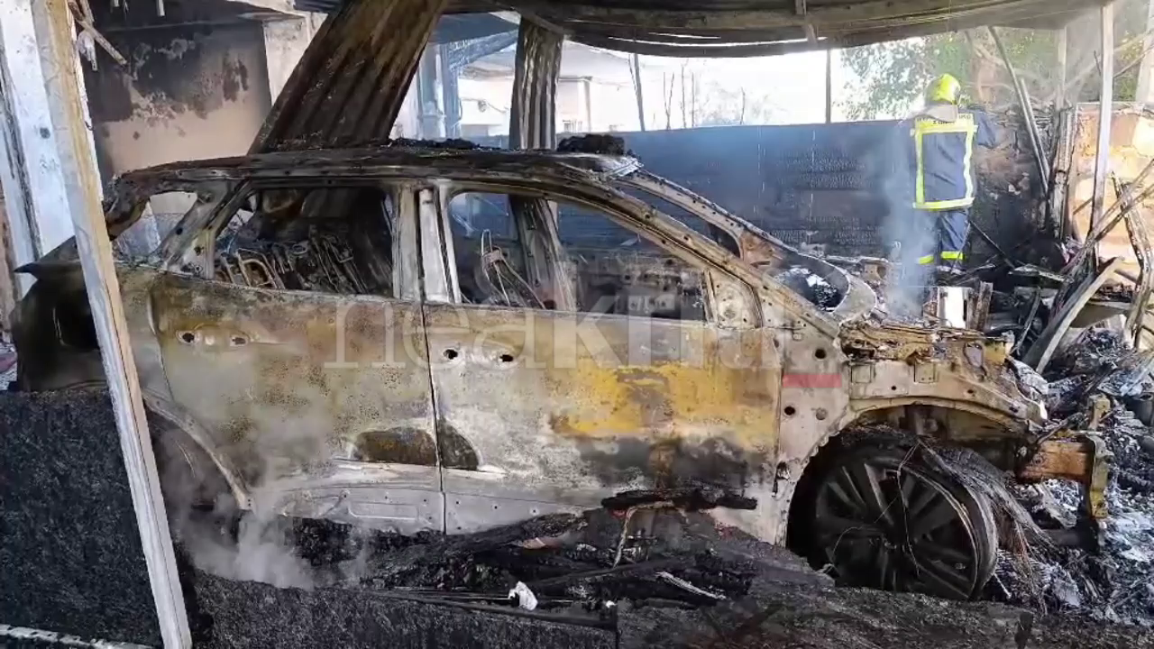 Στάχτη και αποκαΐδια άφησε η μεγάλη φωτιά σε σπίτι στα Χανιά – Κάηκαν αυτοκίνητο και τέσσερις μηχανές!