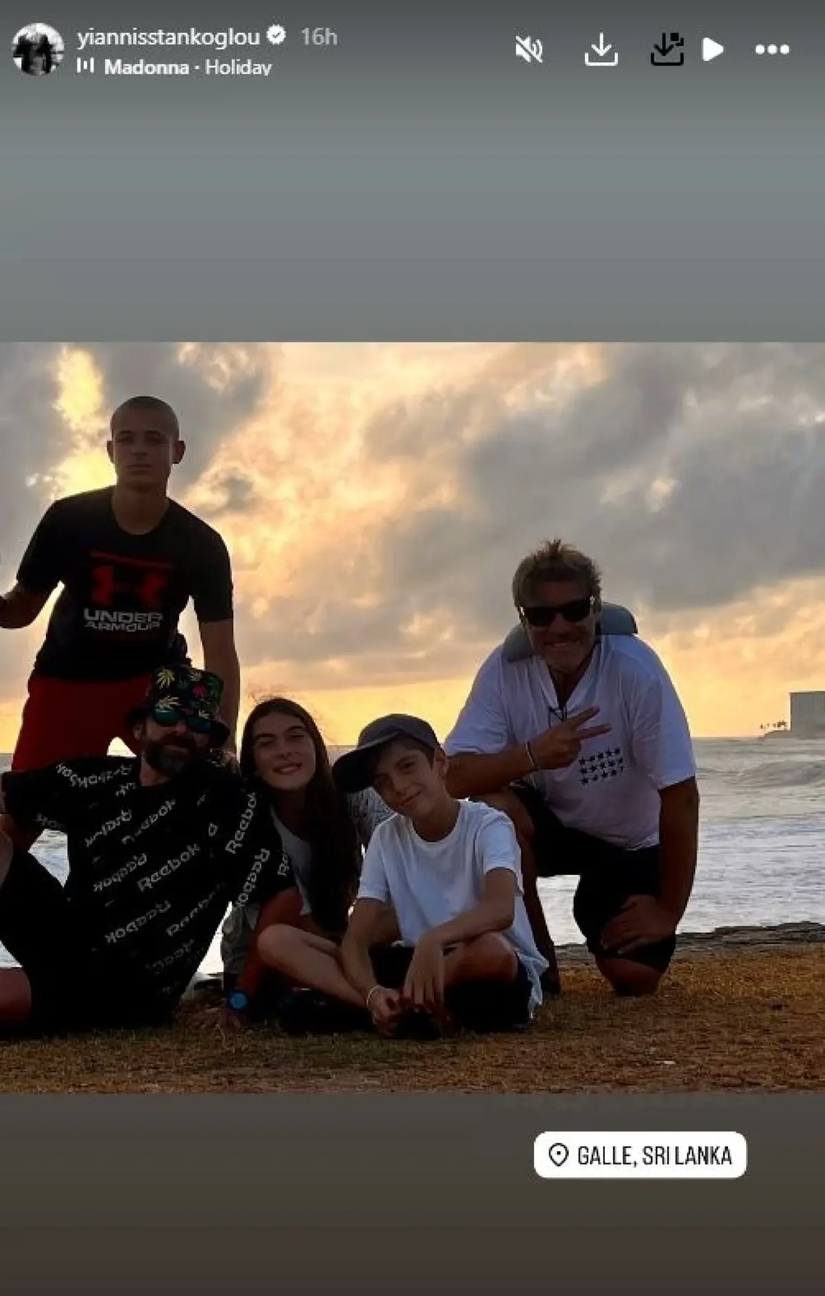 Ο Γιάννης Στάνκογλου στη Σρι Λάνκα με τα παιδιά του