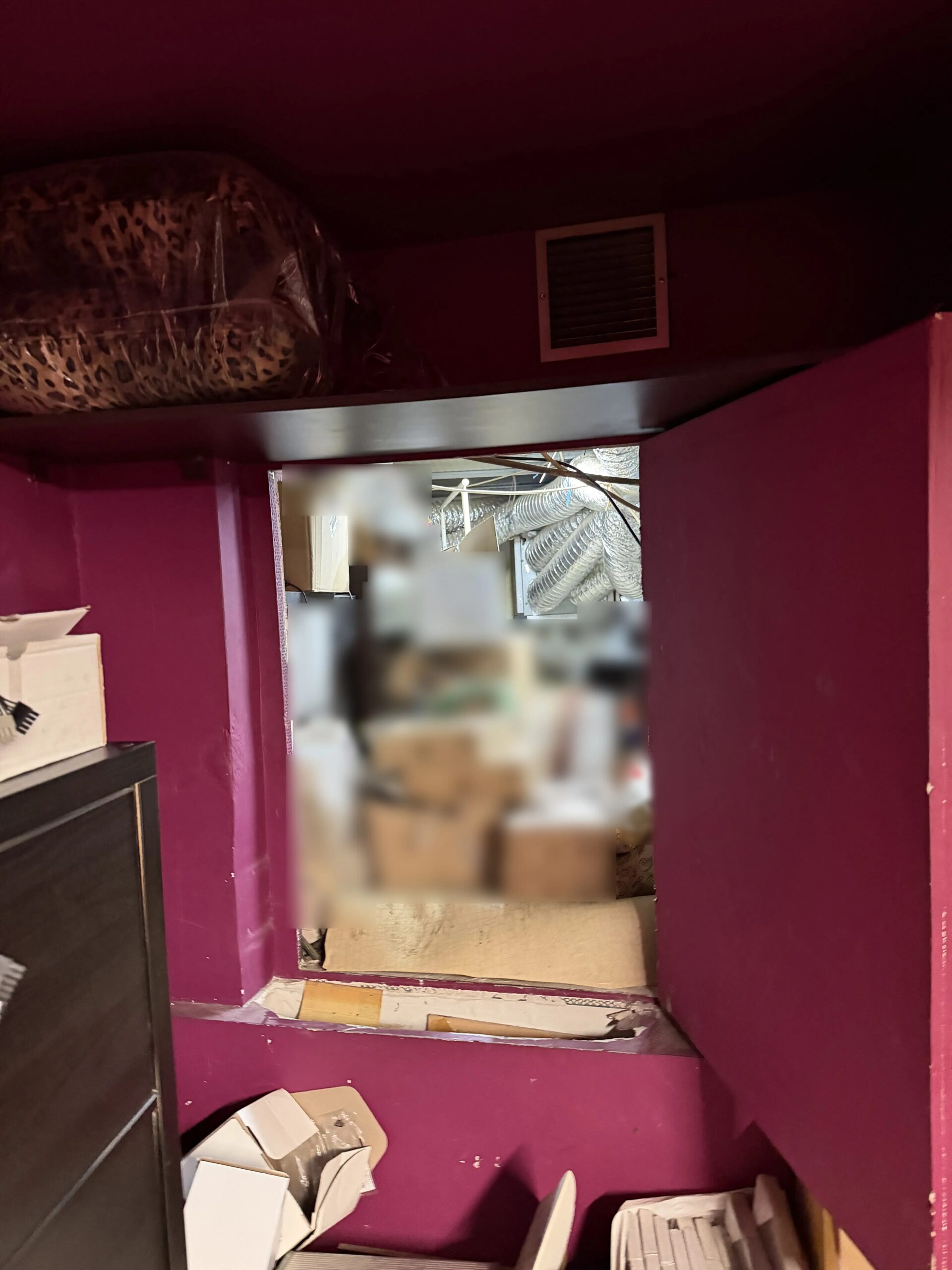 Επιχείρηση του ελληνικού FBI σε στριπτιτζάδικα στην Καλλιθέα: 5 συλλήψεις, δείτε εικόνες και βίντεο 8 Επιχείρηση του ελληνικού FBI σε στριπτιτζάδικα στην Καλλιθέα: 5 συλλήψεις, δείτε εικόνες και βίντεο