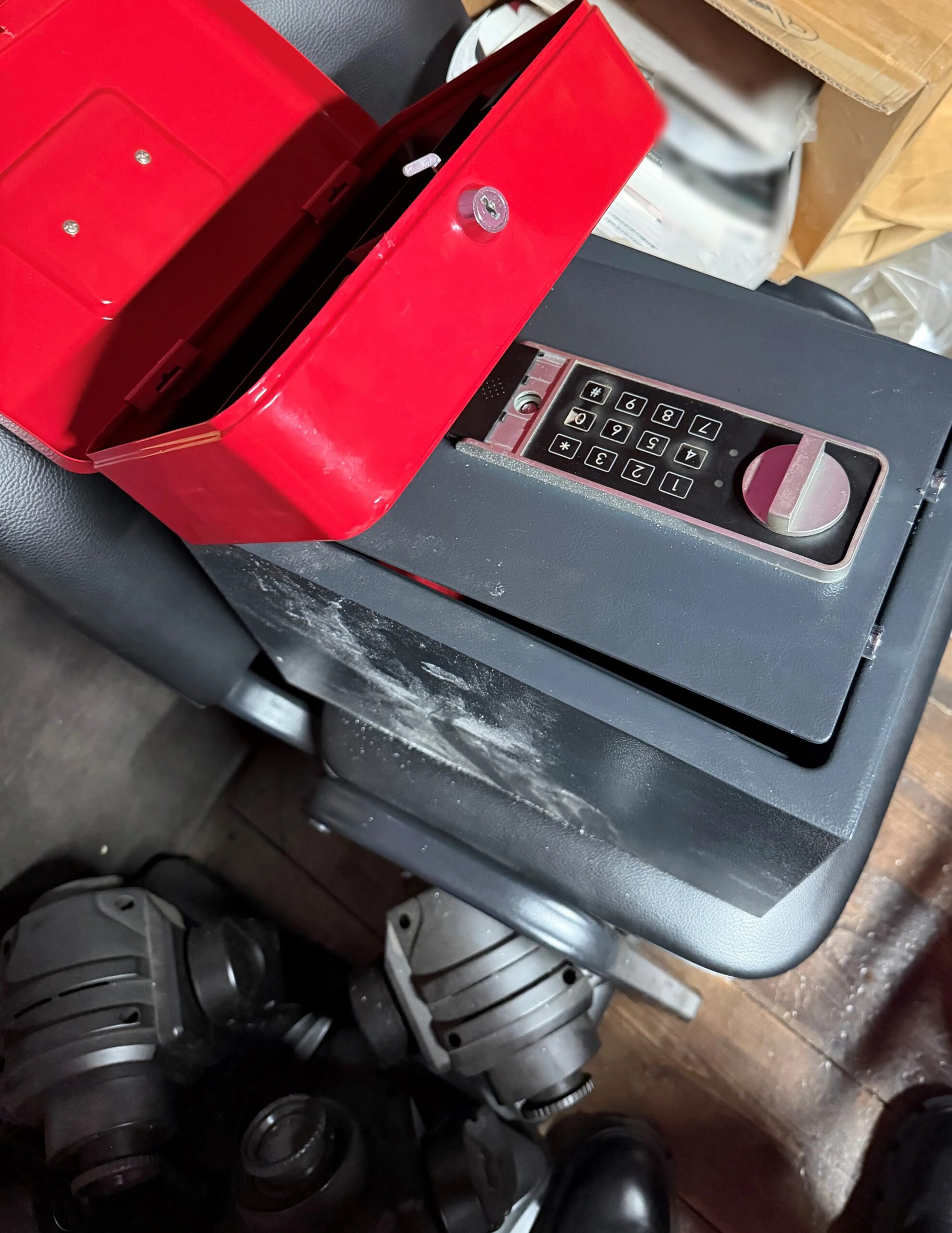 Επιχείρηση του ελληνικού FBI σε στριπτιτζάδικα στην Καλλιθέα: 5 συλλήψεις, δείτε εικόνες και βίντεο 9 Επιχείρηση του ελληνικού FBI σε στριπτιτζάδικα στην Καλλιθέα: 5 συλλήψεις, δείτε εικόνες και βίντεο