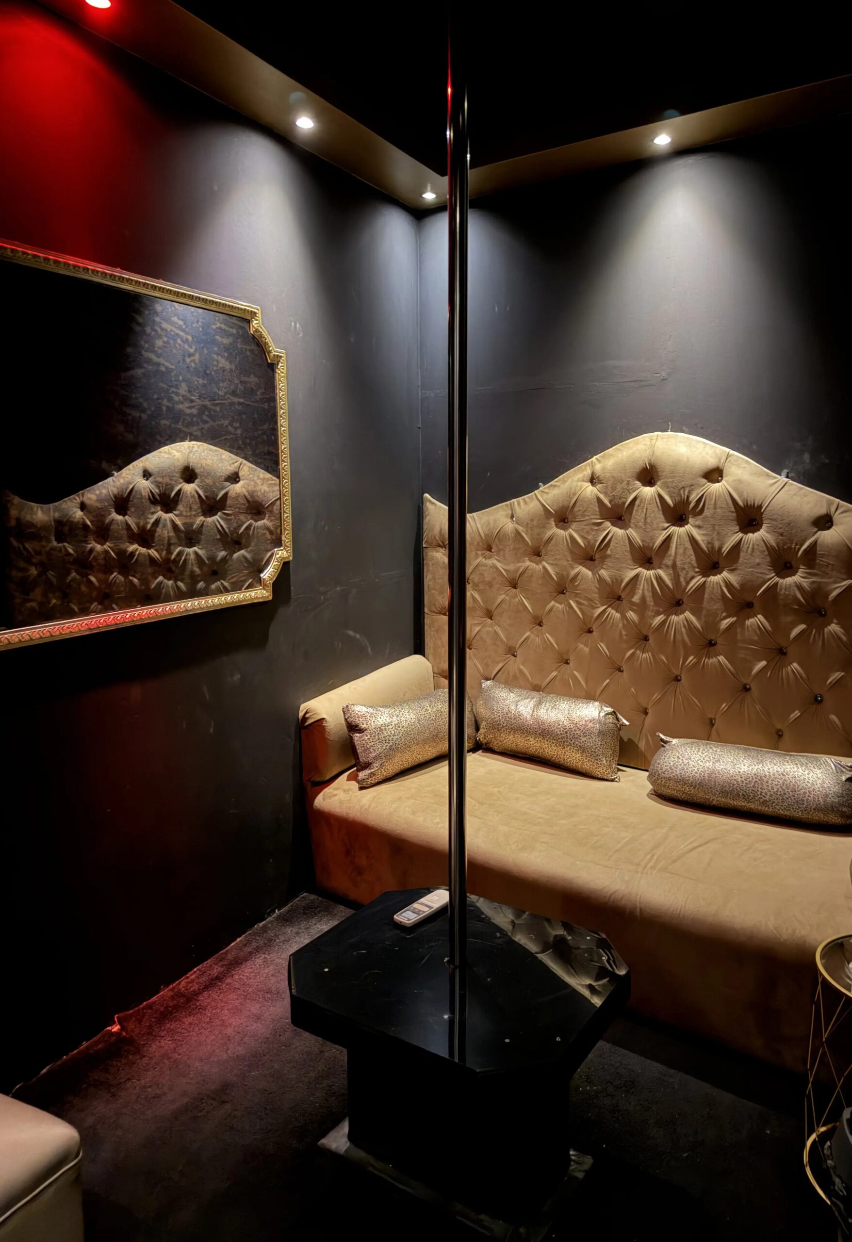 Επιχείρηση του ελληνικού FBI σε στριπτιτζάδικα στην Καλλιθέα: 5 συλλήψεις, δείτε εικόνες και βίντεο