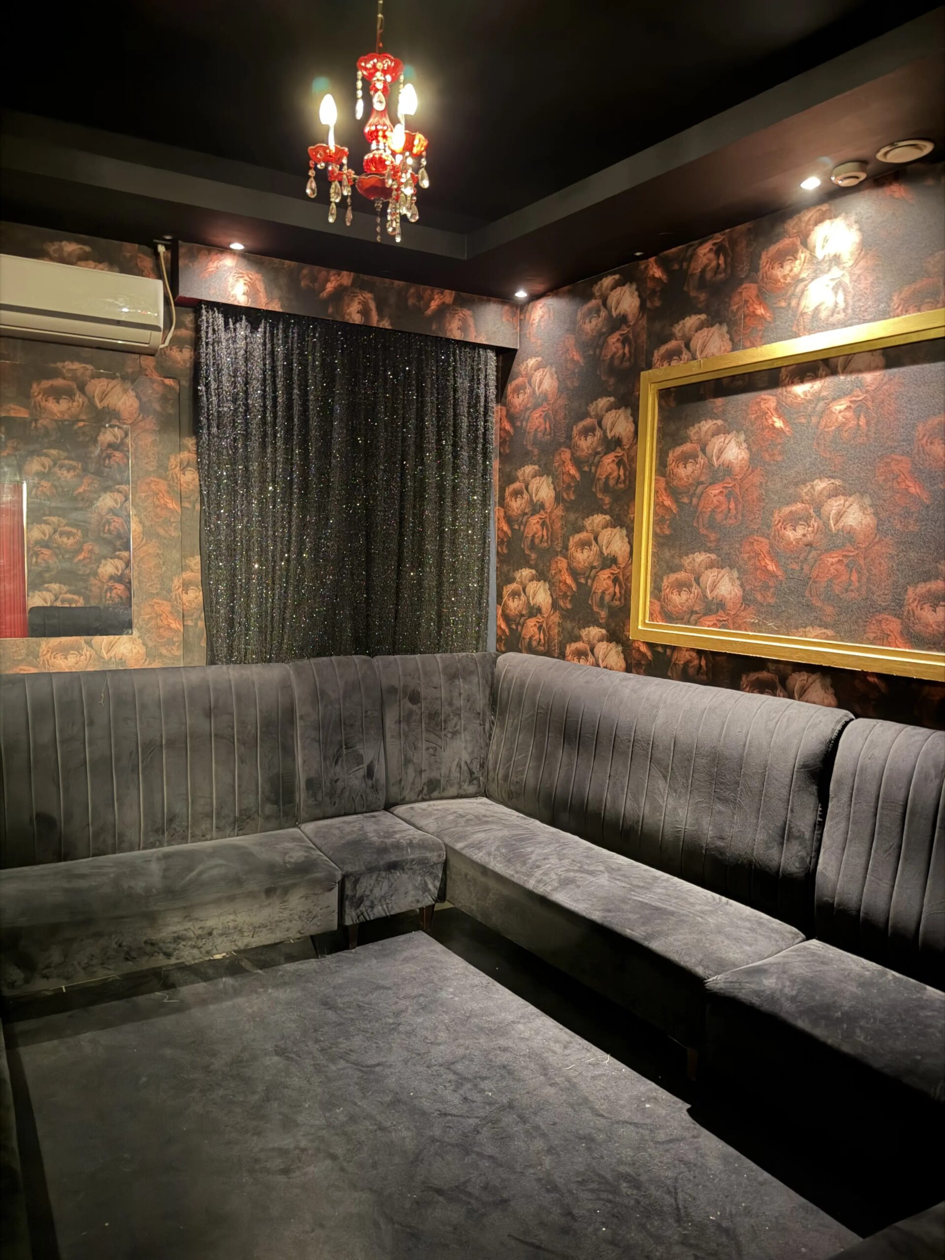 Επιχείρηση του ελληνικού FBI σε στριπτιτζάδικα στην Καλλιθέα: 5 συλλήψεις, δείτε εικόνες και βίντεο 7 Επιχείρηση του ελληνικού FBI σε στριπτιτζάδικα στην Καλλιθέα: 5 συλλήψεις, δείτε εικόνες και βίντεο