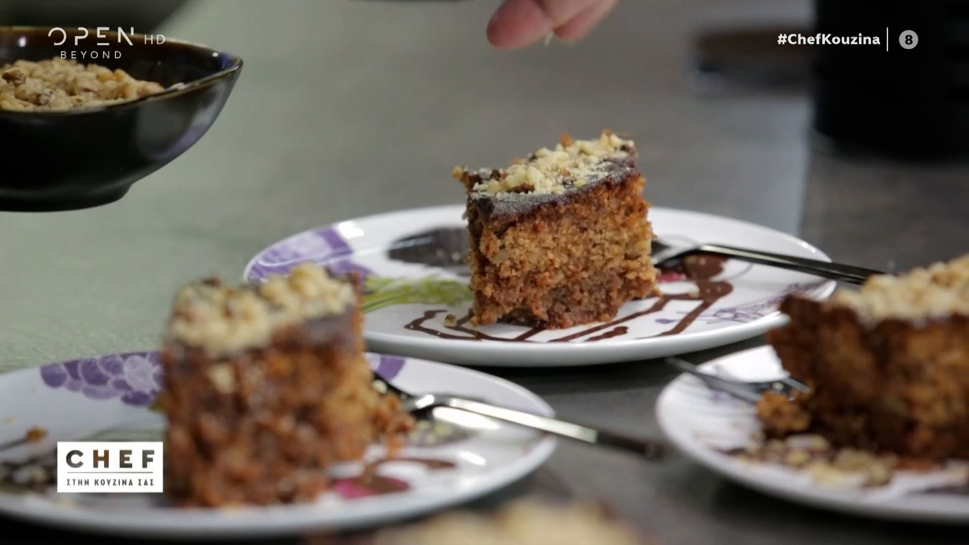 syntagi-gia-karydopita-me-siropi-sokolatas-1765117243