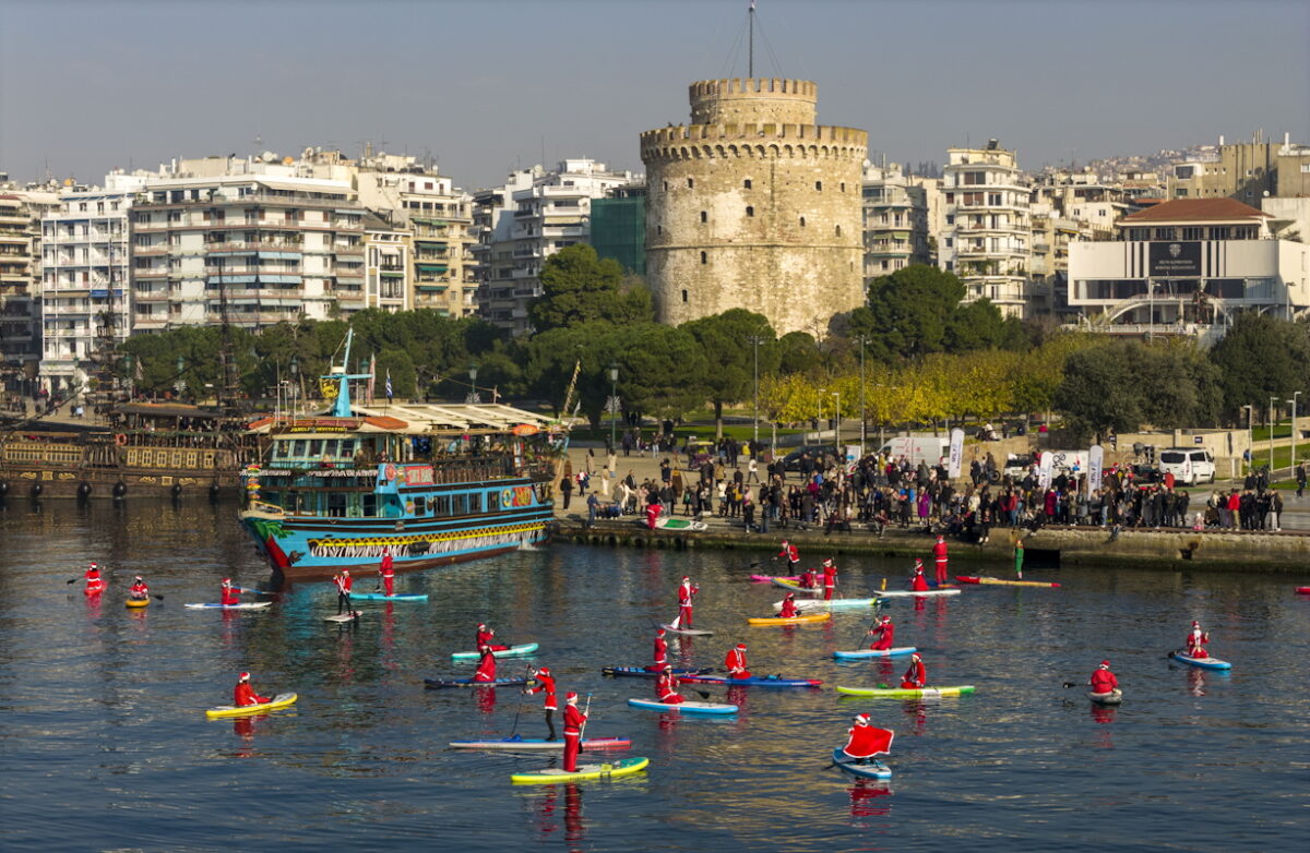 Θεσσαλονίκη: Άη Βασίληδες σε σανίδες κατέκλυσαν τον Θερμαϊκό για το «5ο Santa SUP»
