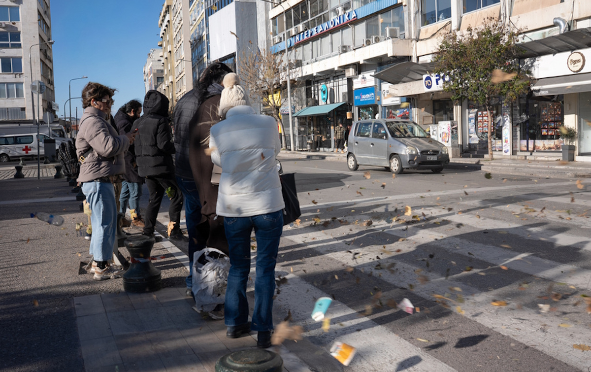 Καιρός – Θεσσαλονίκη: Ισχυροί άνεμοι ανέτρεψαν δέντρα και πινακίδες – Σε κίνδυνο οδηγοί αυτοκινήτων και μηχανών