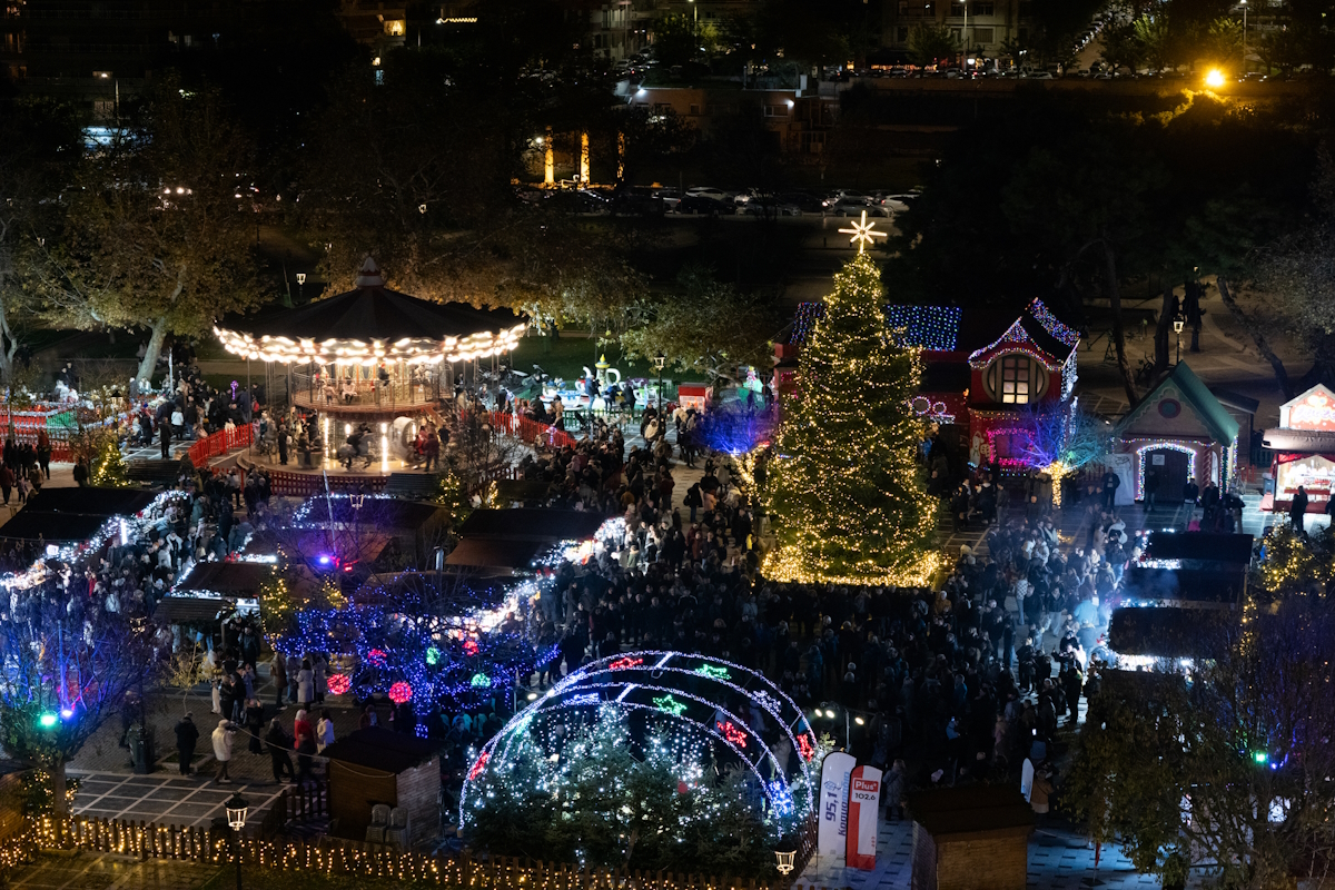 Θεσσαλονίκη: Φωτίστηκε το Χριστουγεννιάτικο Δέντρο στο «Χωριό των Θαυμάτων» 2 Το χριστουγεννιάτικο δέντρο στο «Χωριό των Μαγεμένων» στη Θεσσαλονίκη