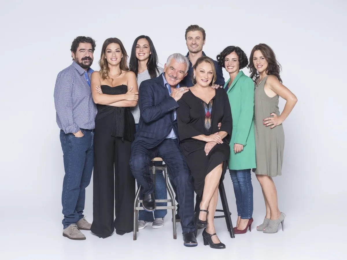 Σόλων Τσούνης για το «Σόι Σου»: «Ήταν δύσκολο όταν έχασα τον πατέρα μου και έπρεπε να χορεύω στα γυρίσματα» 2 Επίσημη φωτογράφιση για την σειρά του ALPHA, το σόι σου