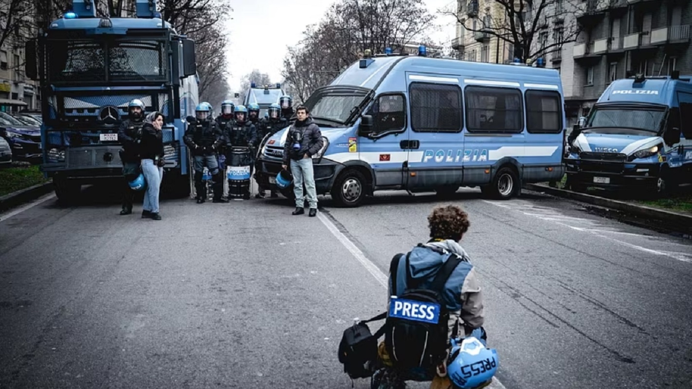 Ιταλία: Συγκρούσεις και τραυματισμοί σε πορεία ακροαριστερού “κοινωνικού κέντρου” στο Τορίνο