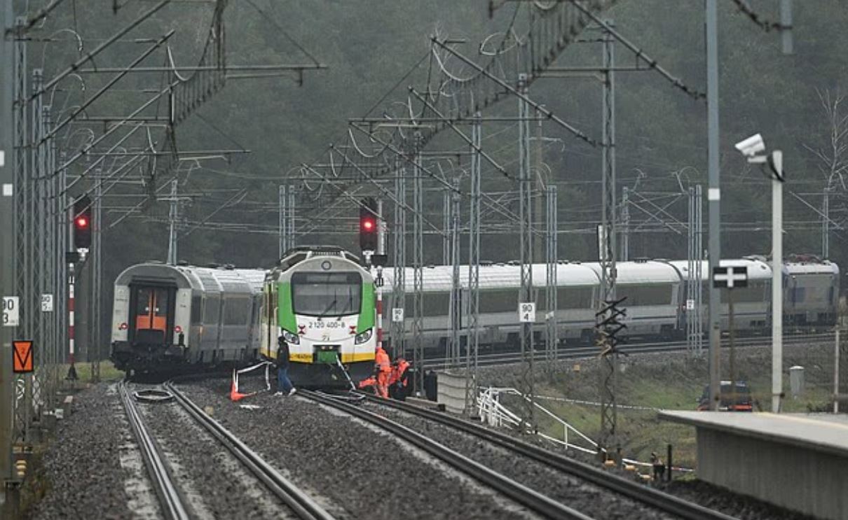 "Τα σχέδια του Πούτιν για την εξόντωση αμάχων στη Δύση: Εκρήξεις σε αμερικανικά αεροπλάνα, εκτροχιασμοί τρένων και μόλυνση των υδάτινων πόρων" 6 "Τα σχέδια του Πούτιν για την εξόντωση αμάχων στη Δύση: Εκρήξεις σε αμερικανικά αεροπλάνα, εκτροχιασμοί τρένων και μόλυνση των υδάτινων πόρων"