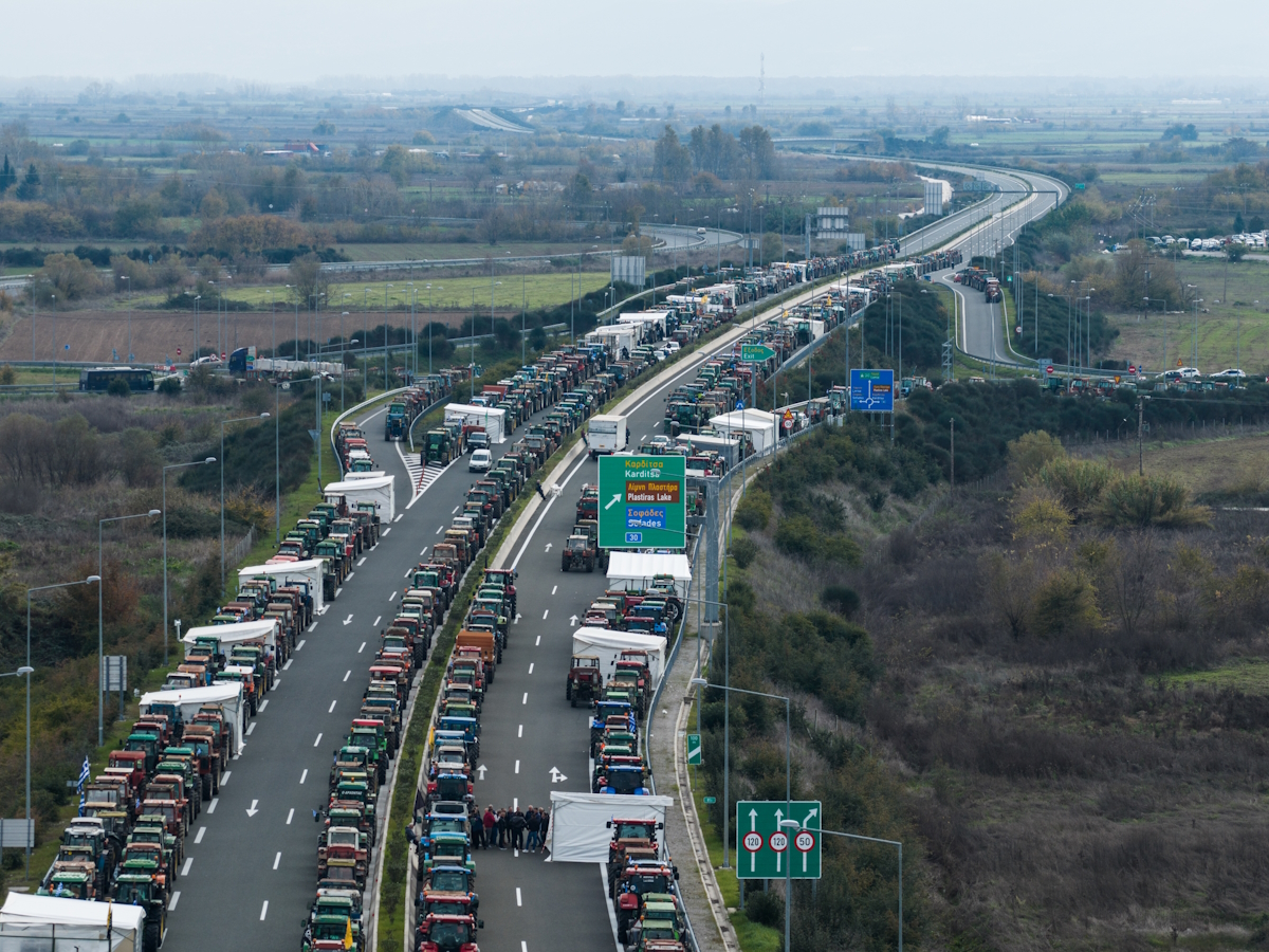 Λήψη με drone από το μπλόκο των αγροτών στον κόμβο της Εθνικής Οδού στη Νίκαια Λάρισας