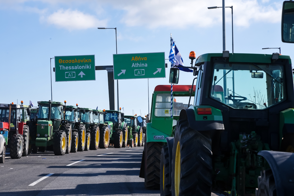 Αποφασισμένοι οι αγρότες προετοιμάζονται για Πρωτοχρονιά στους δρόμους: Έκλεισαν τον παρακαμπτήριο στο μπλόκο Νίκαιας, την Ιόνια Οδό και την Λάρισας – Βόλου