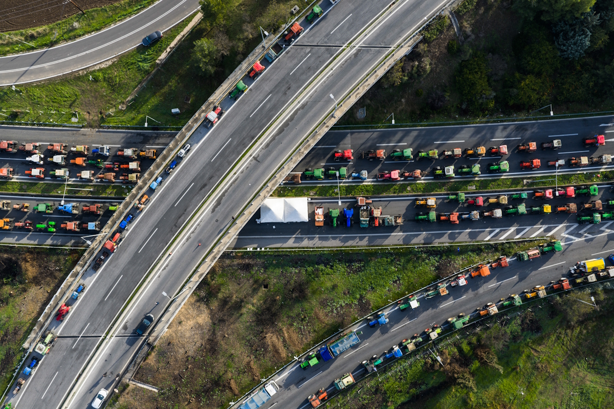 Λήψη με drone από το μπλόκο των αγροτών στον κόμβο της Εθνικής Οδού στη Νίκαια Λάρισας