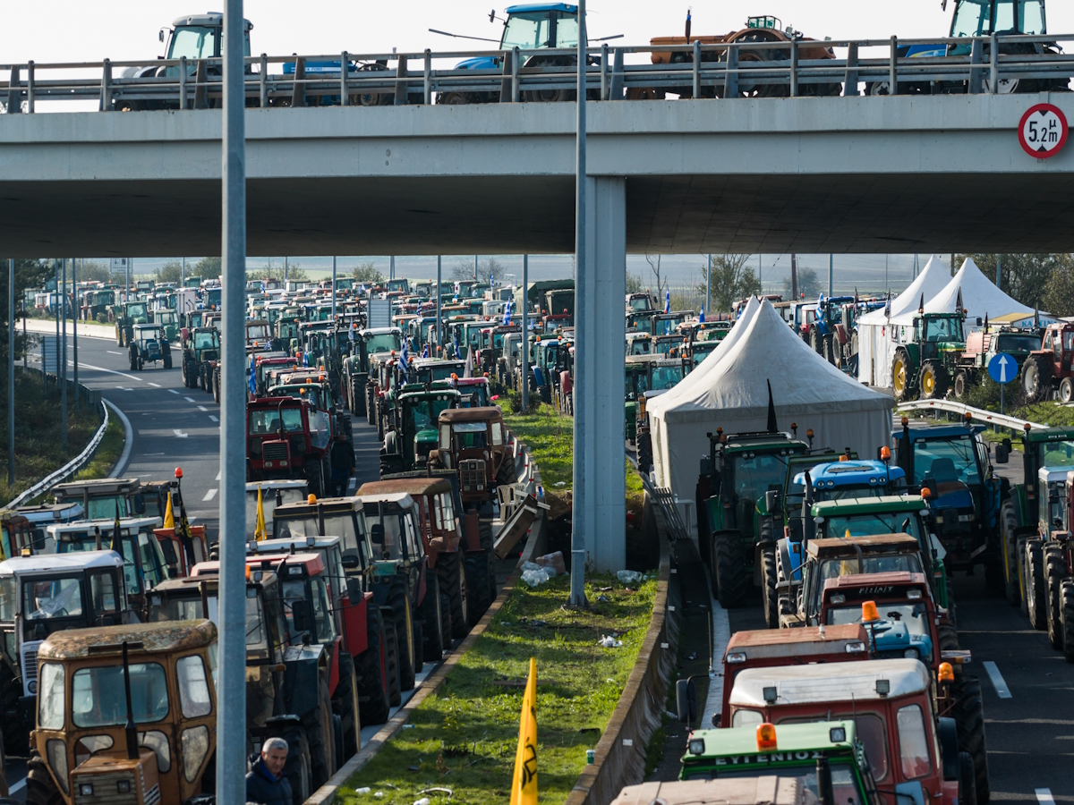 Λήψη με drone από το μπλόκο των αγροτών στον κόμβο της Εθνικής Οδού στη Νίκαια Λάρισας