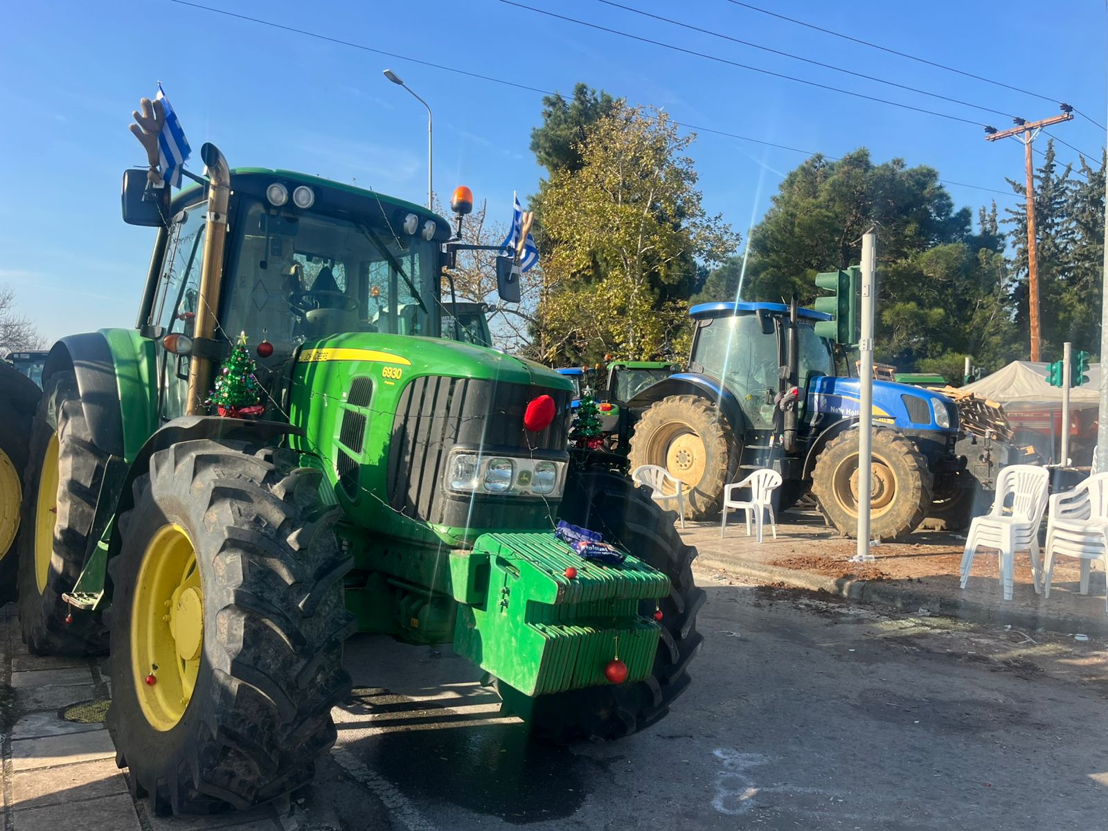 Θεσσαλονίκη: Εντείνουν την πίεση οι αγρότες με την κινητοποίηση στο λιμάνι – «Στόχος η επίλυση των προβλημάτων» 2 Τρακτέρ