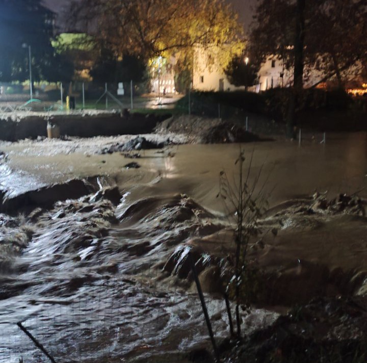 Κακοκαιρία Byron: Πλημμύρισε ο Πηνειός στα Τρίκαλα – Ο Ληθαίος κάλυψε την υπό κατασκευή γέφυρα Αγίου Κωνσταντίνου