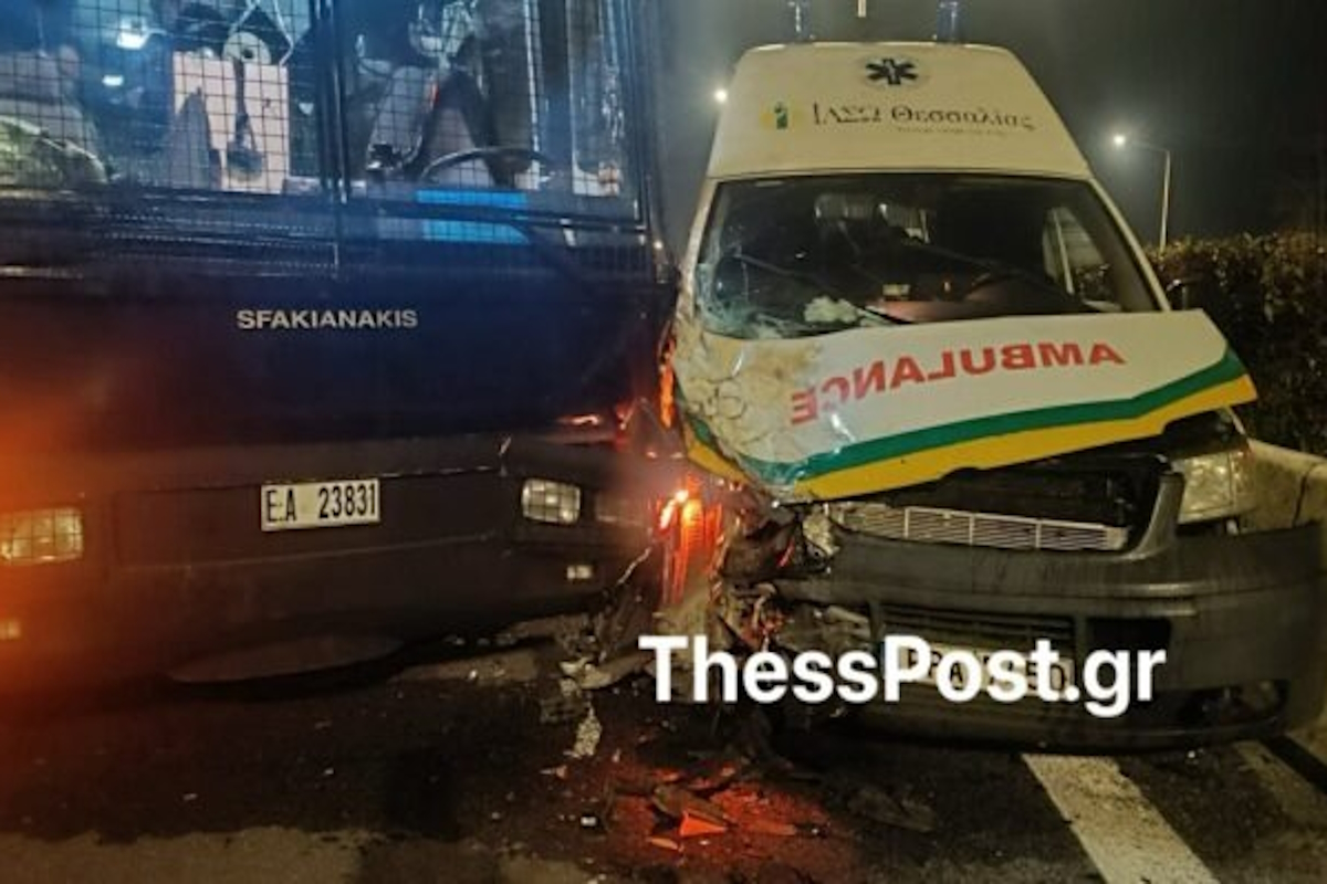 Λάρισα: Ασθενοφόρο συγκρούστηκε με κλούβα της αστυνομίας στον Πλατύκαμπο