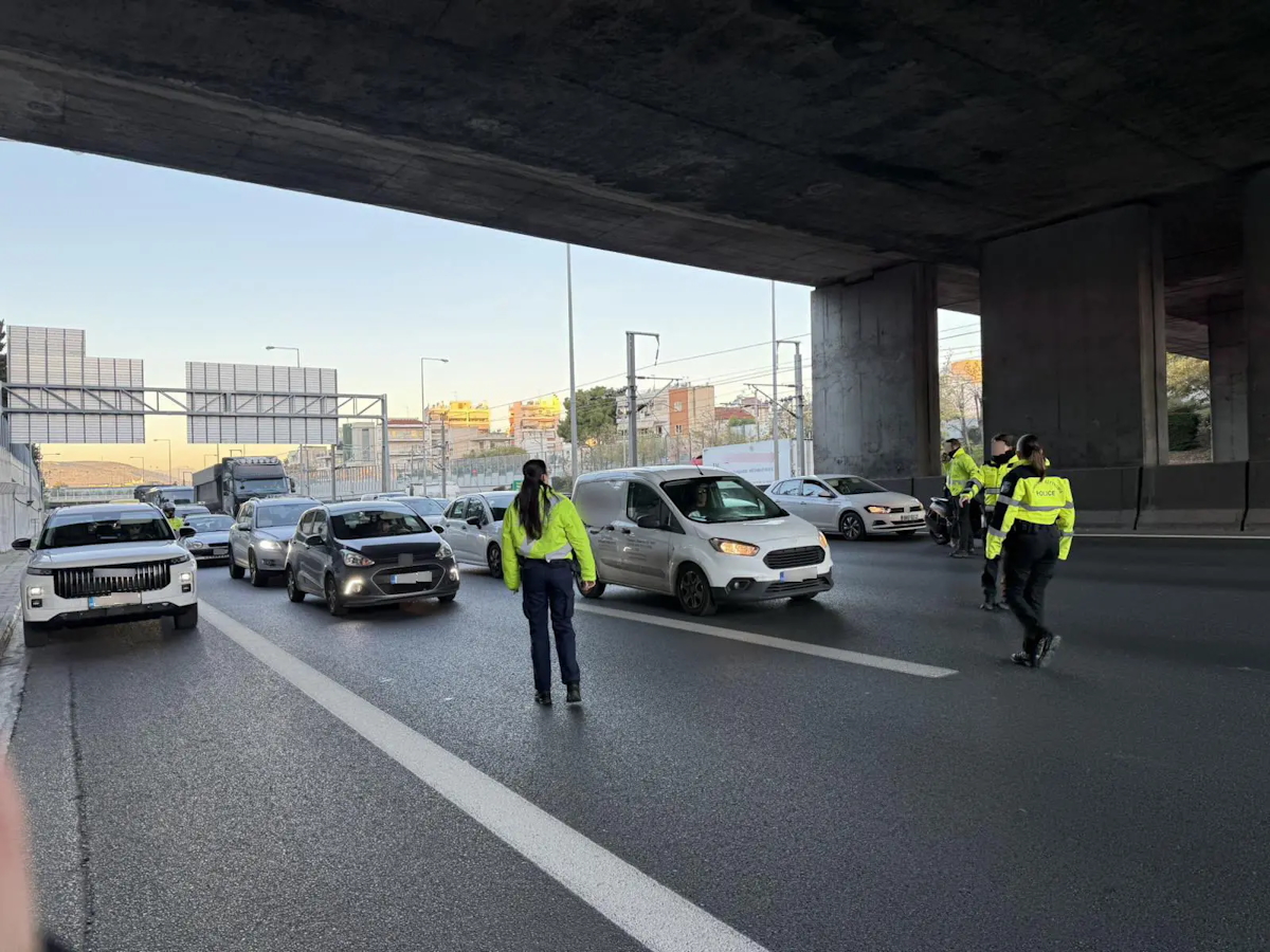 Αττική οδός: Συνελήφθη 28χρονος δικυκλιστής που τραυμάτισε τροχονόμο 10 Αττική οδός