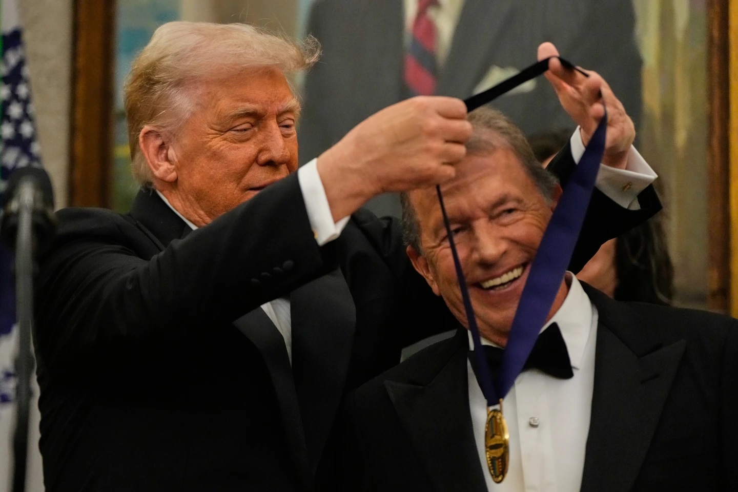 Τραμπ: Με το προσωπικό του ύφος τα φετινά Kennedy Center Honors – Ως παρουσιαστής τίμησε Σταλόνε, Γκλόρια Γκέινορ και Kiss 4 Τραμπ: Με το προσωπικό του ύφος τα φετινά Kennedy Center Honors – Ως παρουσιαστής τίμησε Σταλόνε, Γκλόρια Γκέινορ και Kiss