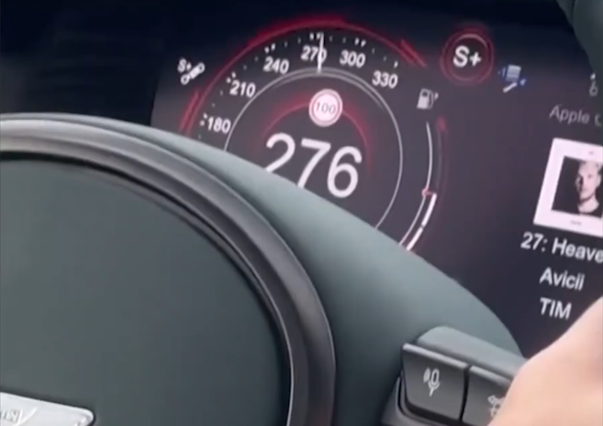 tsitsipas-konter-aston-martin