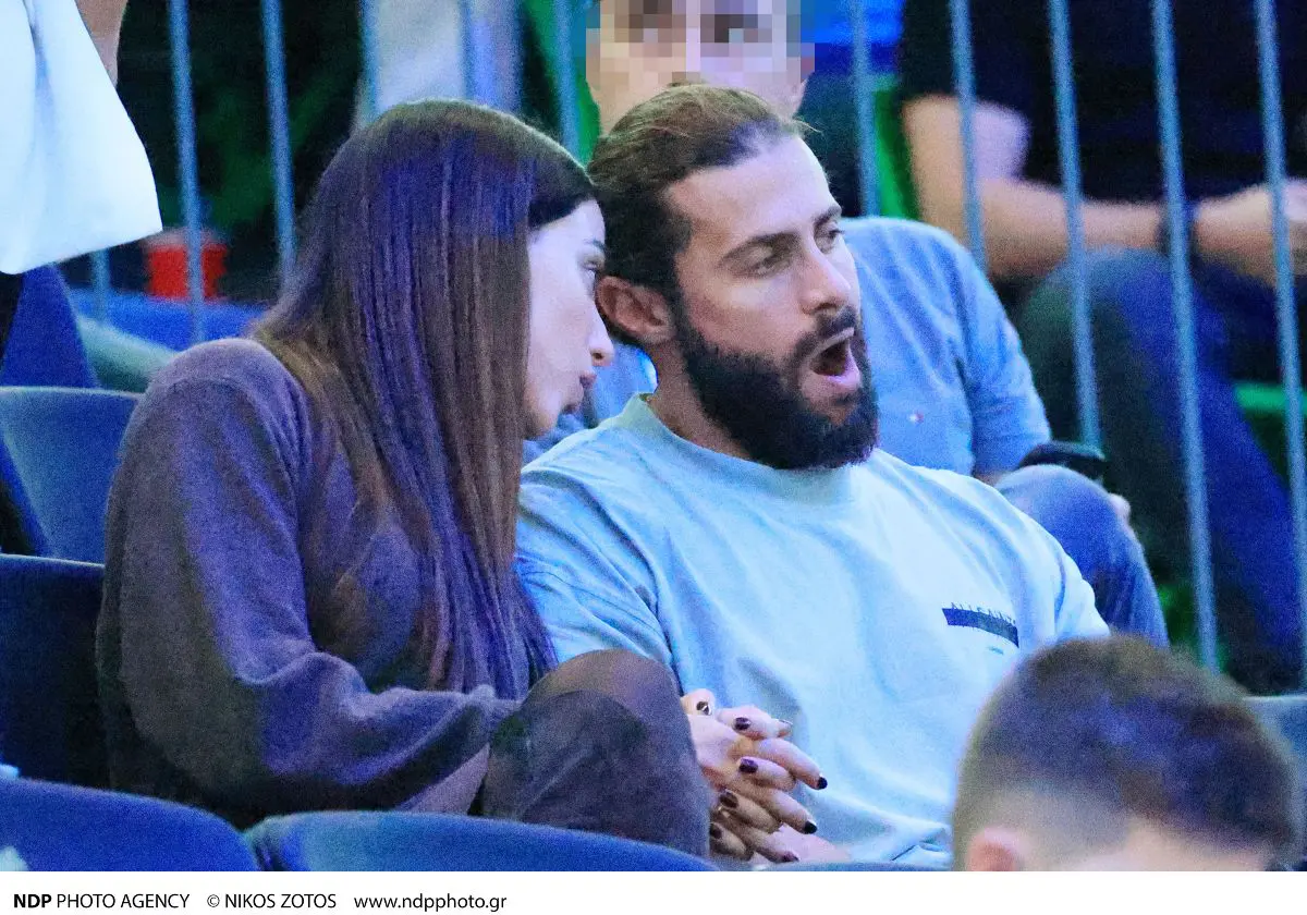Η Δανάη Βαρθολομάτου και ο Κωνσταντίνος Βασάλος στο γήπεδο