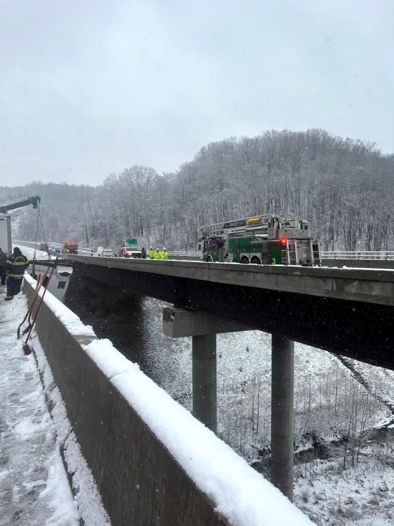 Βίντεο-θρίλερ: Συναρπαστική διάσωση οδηγού σε χιονισμένη γέφυρα – Η νταλίκα του αιωρούνταν 30 μέτρα από το έδαφος 3 Βίντεο-θρίλερ: Συναρπαστική διάσωση οδηγού σε χιονισμένη γέφυρα – Η νταλίκα του αιωρούνταν 30 μέτρα από το έδαφος