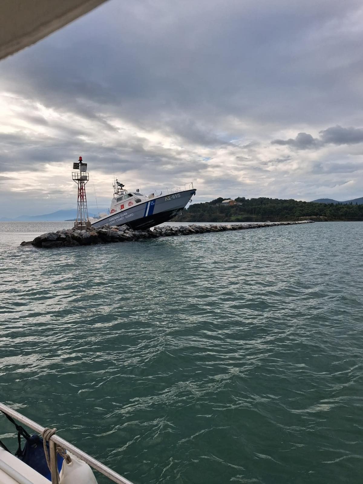 Βόλος: Σκάφος του λιμενικού χτύπησε σε βράχια – Ξεκινούν οι ενέργειες απομάκρυνσης 3 Σκάφος