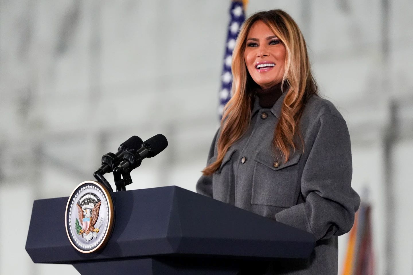 Χριστούγεννα στον Λευκό Οίκο: Ο «πατριωτικός» διάκοσμος της Μελάνια με 51 δέντρα και πορτρέτο Lego του Τραμπ