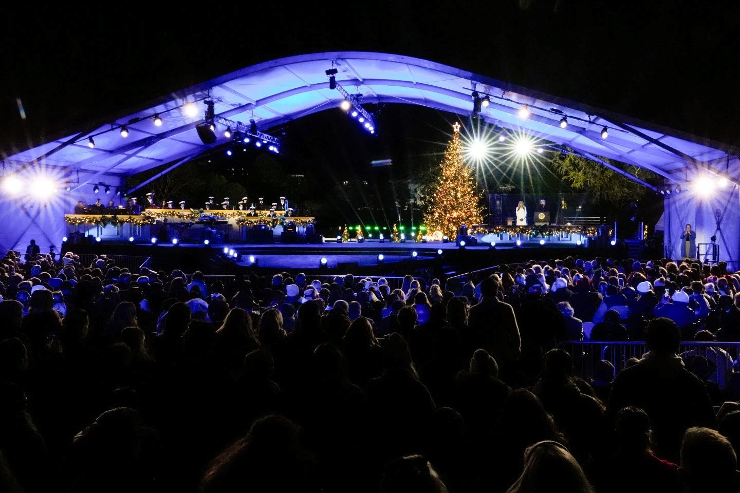 ΗΠΑ: Η Μελάνια άναψε το Εθνικό Χριστουγεννιάτικο Δέντρο – «Αγαπώ όλους τους Αμερικανούς, ακόμη κι αυτούς που δεν συμπαθώ» δήλωσε ο Τραμπ