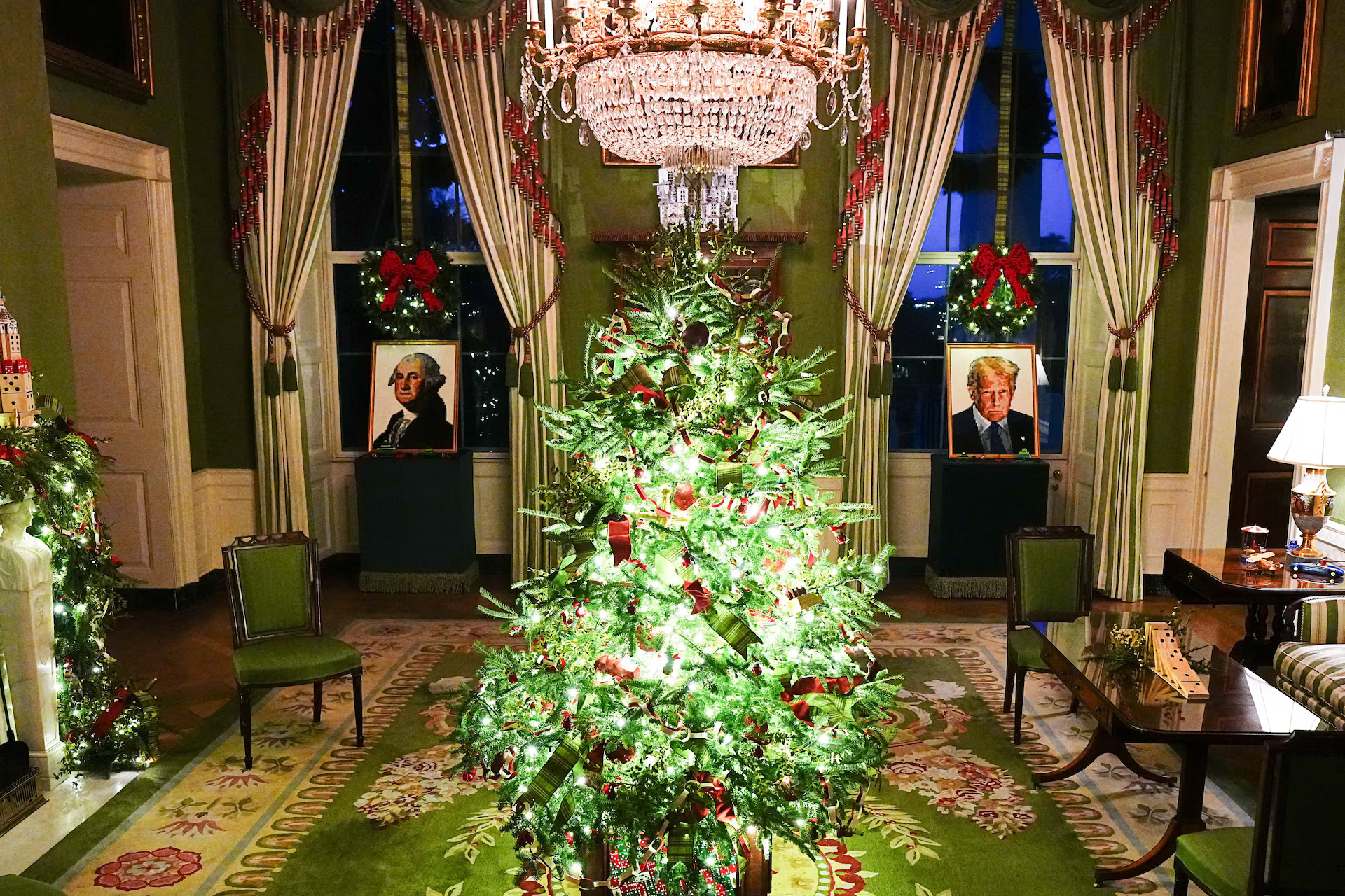 Χριστούγεννα στον Λευκό Οίκο: Ο «πατριωτικός» διάκοσμος της Μελάνια με 51 δέντρα και πορτρέτο Lego του Τραμπ