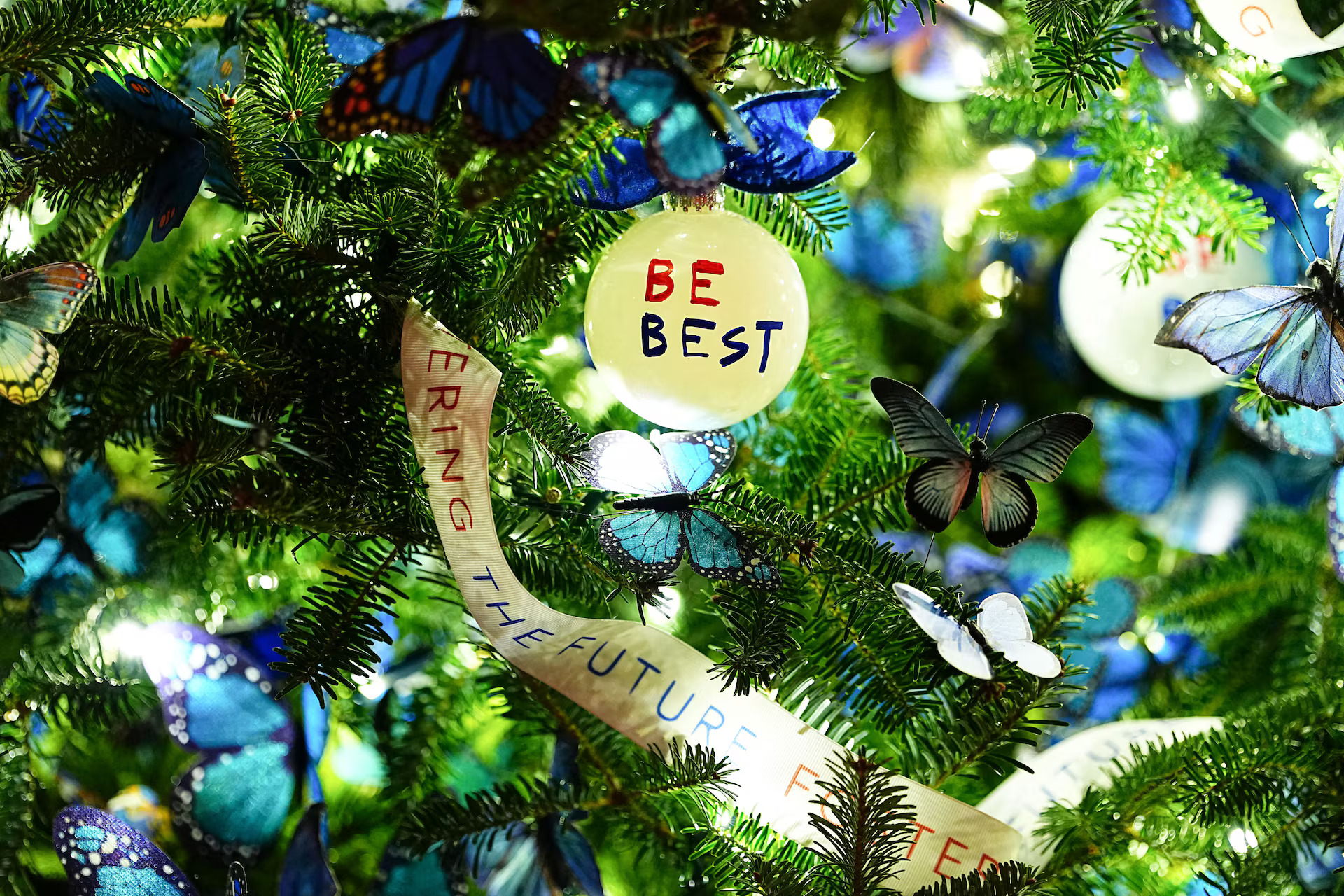 Χριστούγεννα στον Λευκό Οίκο: Ο «πατριωτικός» διάκοσμος της Μελάνια με 51 δέντρα και πορτρέτο Lego του Τραμπ