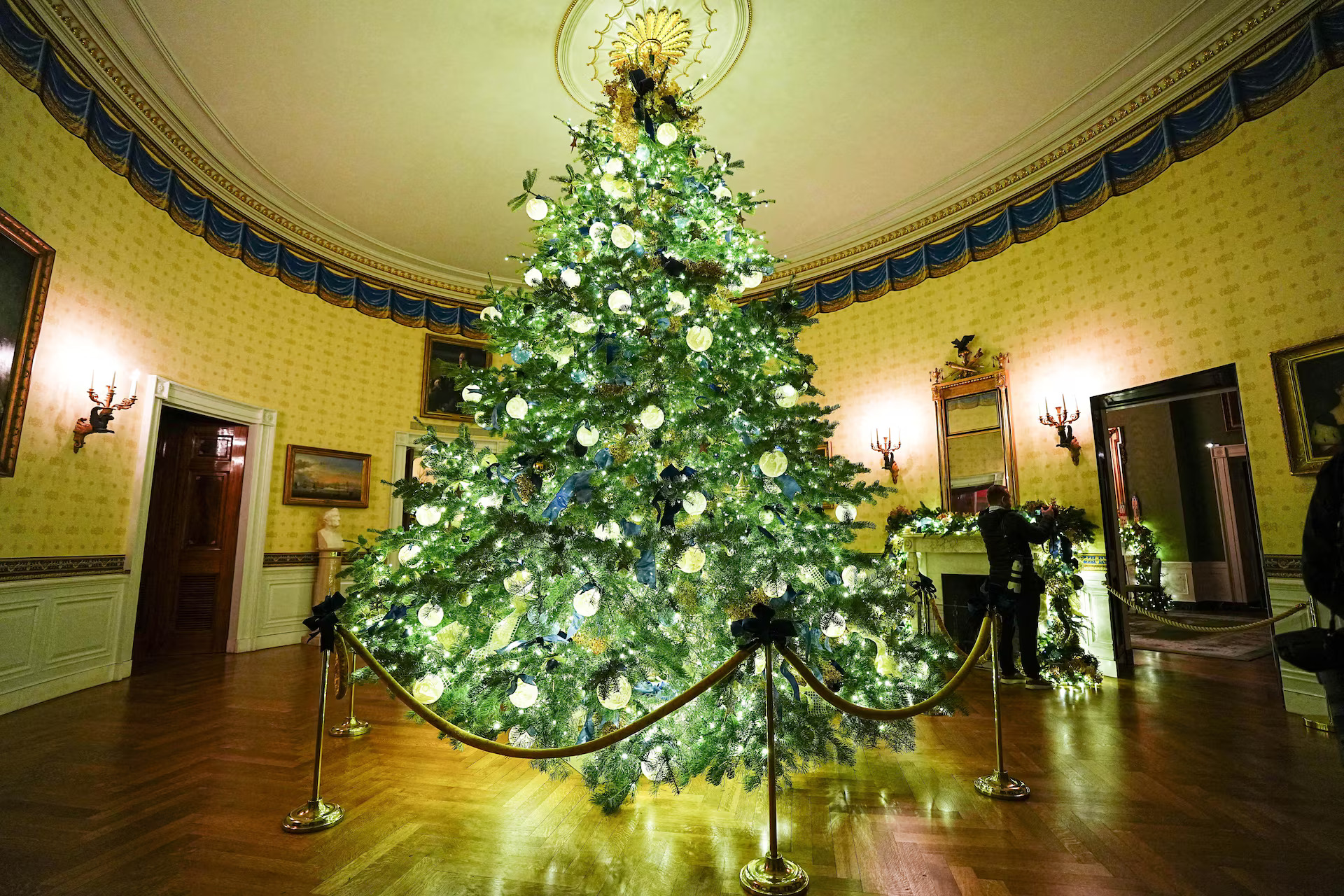 Χριστούγεννα στον Λευκό Οίκο: Ο «πατριωτικός» διάκοσμος της Μελάνια με 51 δέντρα και πορτρέτο Lego του Τραμπ