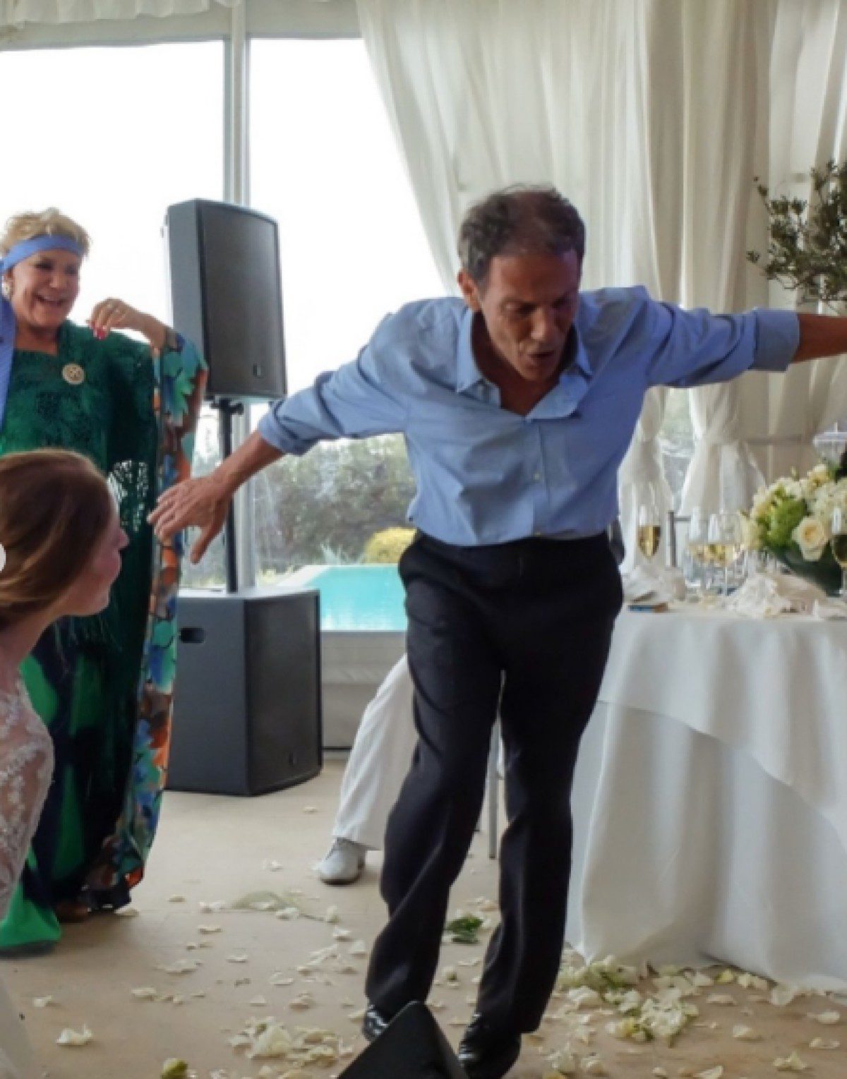 Ο Σταύρος Ξαρχάκος χορεύει ζεϊμπέικο στον γάμο του