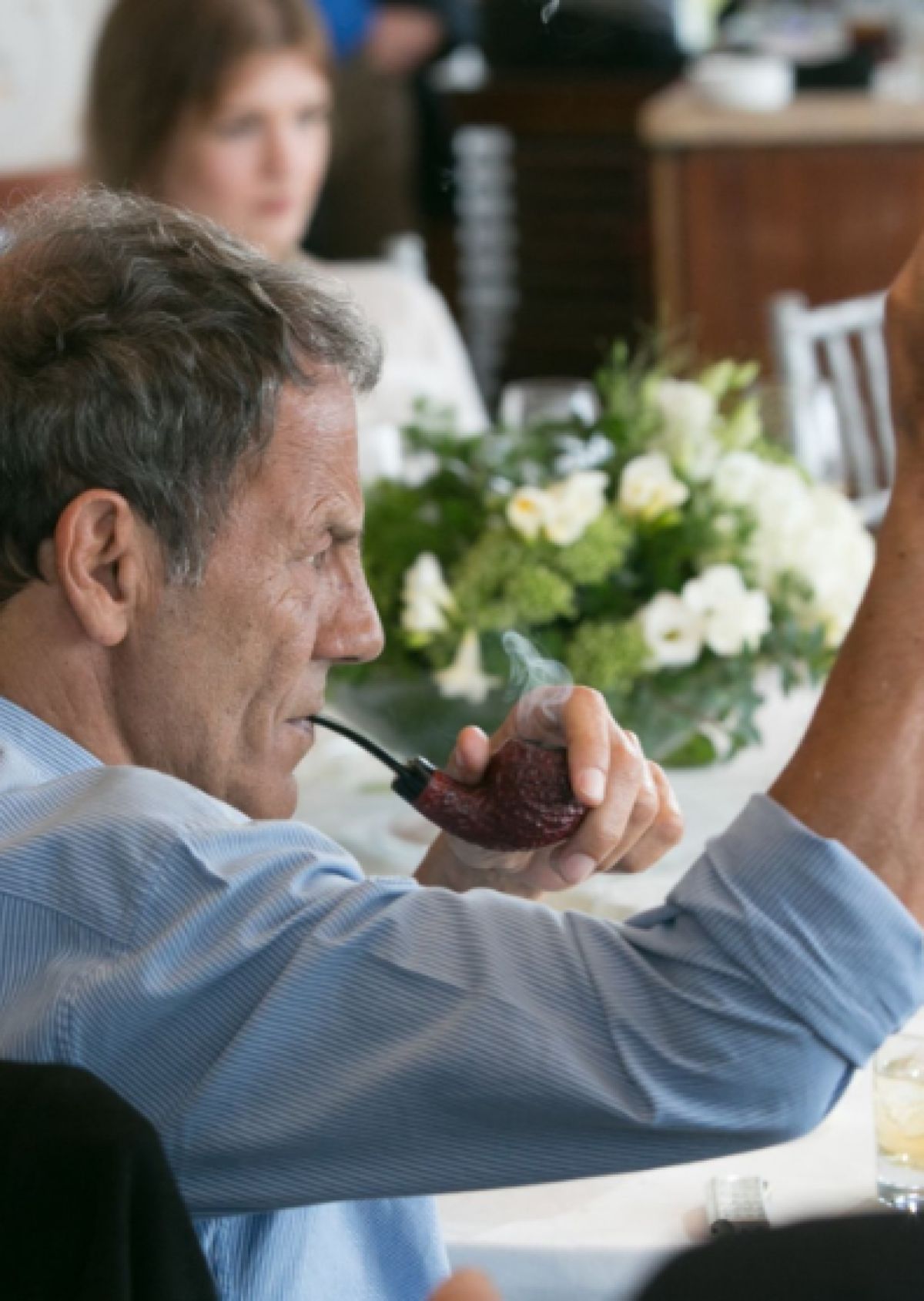 Ο Σταύρος Ξαρχάκος καπνίζει πίπα στον γάμο του