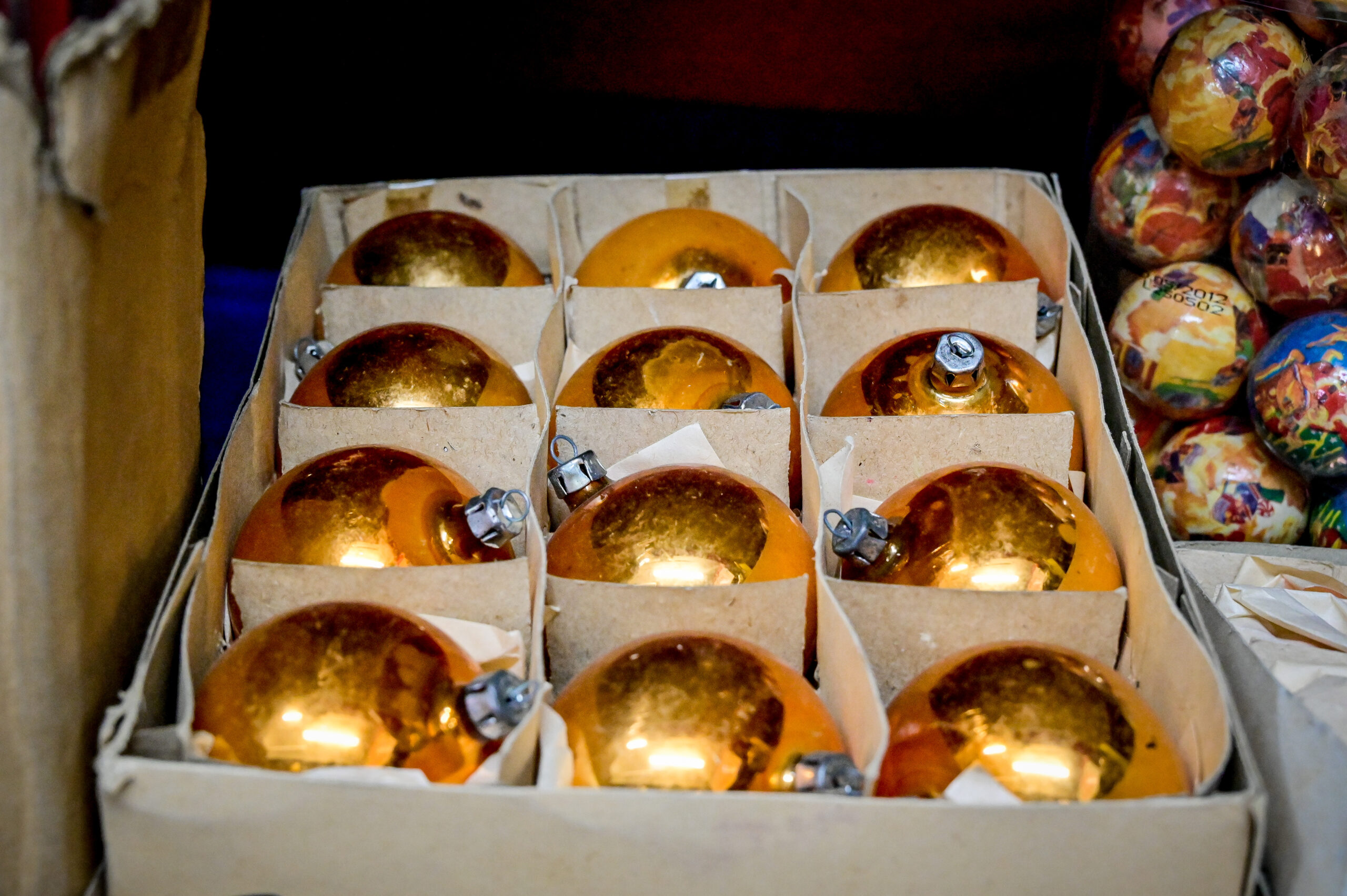 Χριστούγεννα: Νοσταλγικά στολίδια και παιχνίδια στο κέντρο της Αθήνας – Εορταστικές, ρετρό εικόνες 10 Ρετρό χριστουγεννιάτικα στολίδια στο κέντρο της Αθήνας