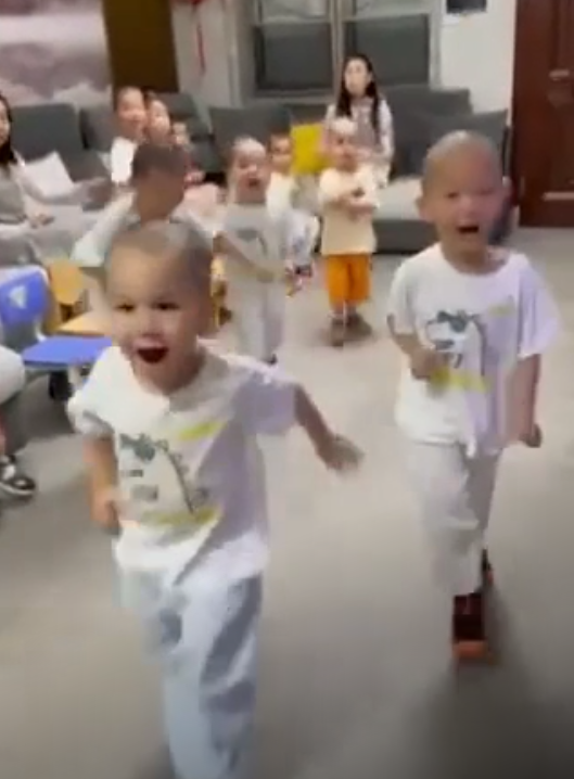 ΗΠΑ: Κινέζος μεγιστάνας απέκτησε πάνω από 100 παιδιά μέσω παρένθετης μητρότητας – Ονειρεύεται… γάμους με την οικογένεια Μασκ 6 ΗΠΑ: Κινέζος μεγιστάνας απέκτησε πάνω από 100 παιδιά μέσω παρένθετης μητρότητας – Ονειρεύεται… γάμους με την οικογένεια Μασκ