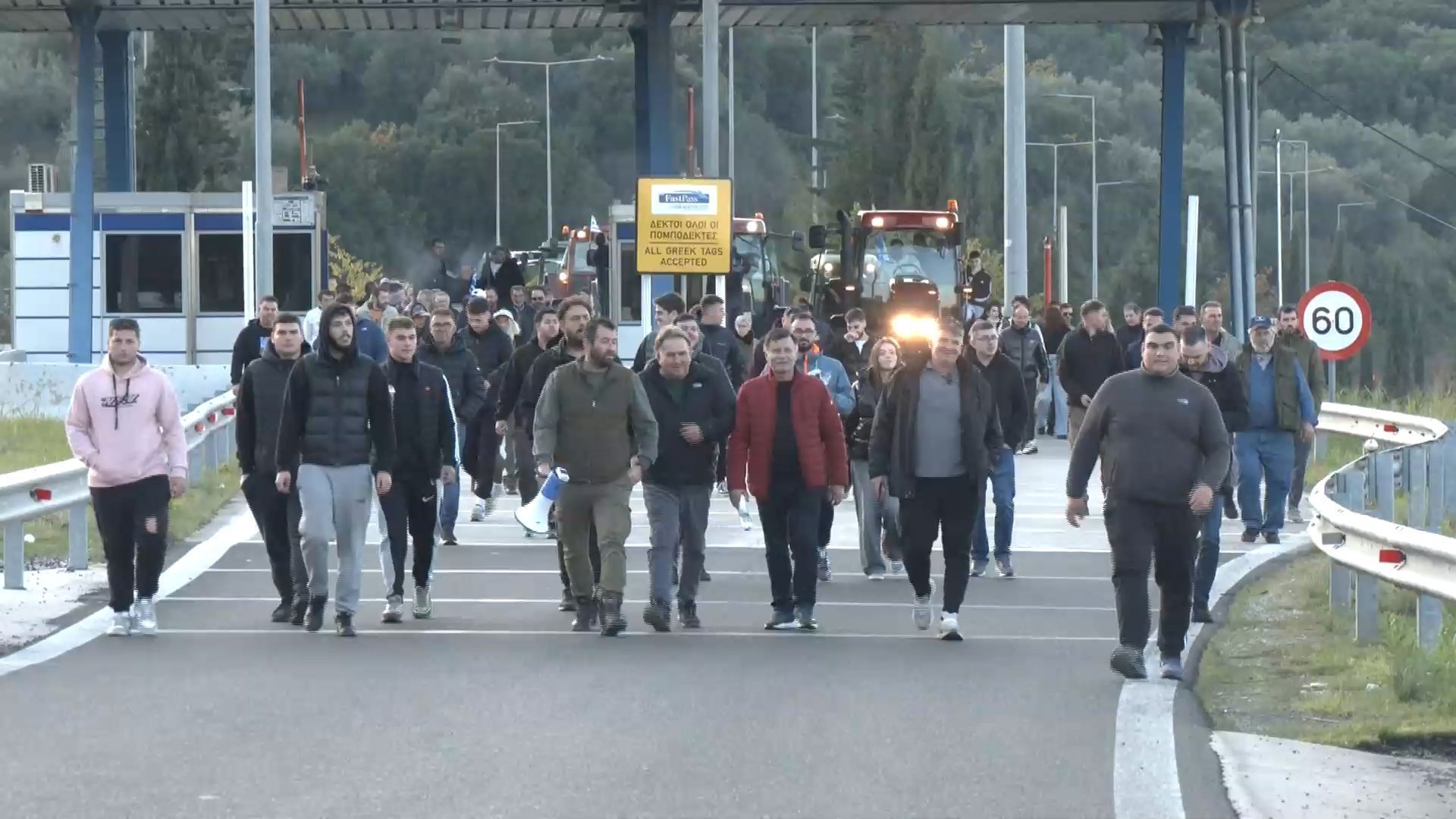 Έκλεισαν-και-τους-παραδρόμους-οι-αγρότες-στον-κόμβο-του-Μπράλου-Ανακοίνωσαν-κλιμάκωση-του-αγώνα
